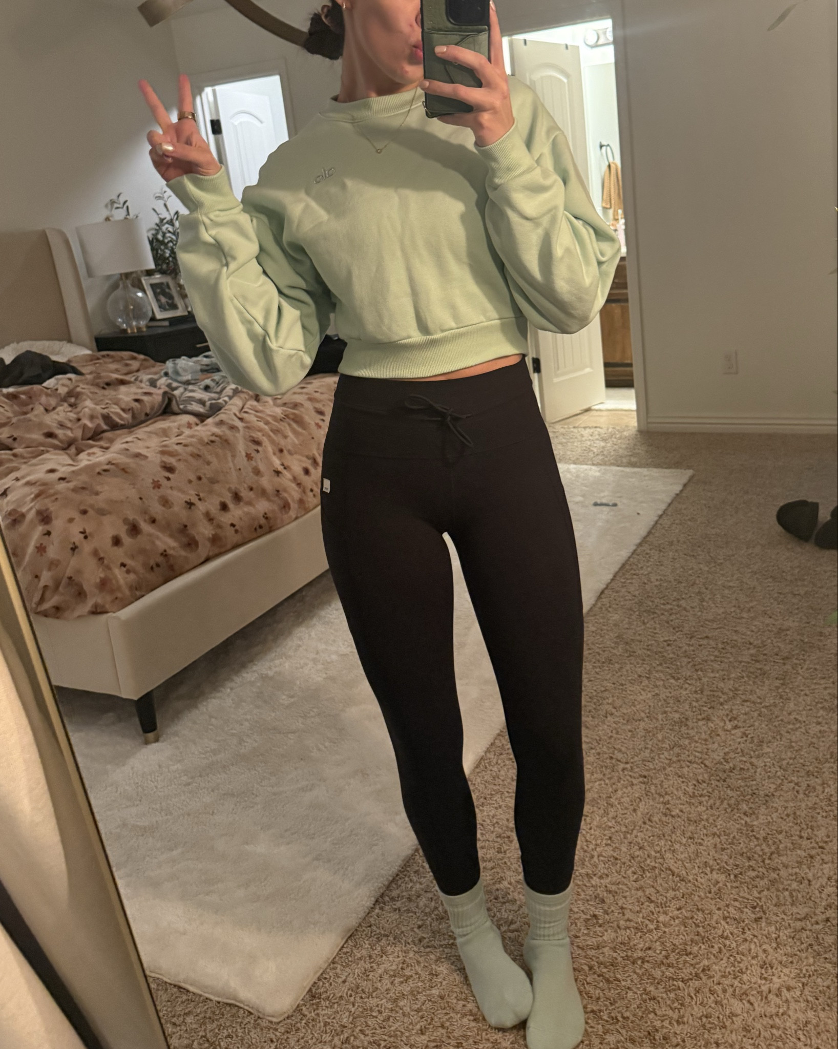 🤍🤍🤍

Small sweater & yogas
V sad they’re out of this color sweater, but they do have the most beautiful ivory color!!!

#LTKootd