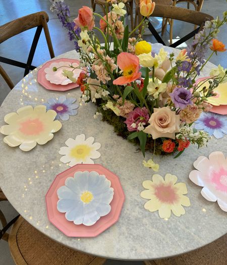 Baby in bloom shower. Flower plates. Flower party. Flower garden plates. 
