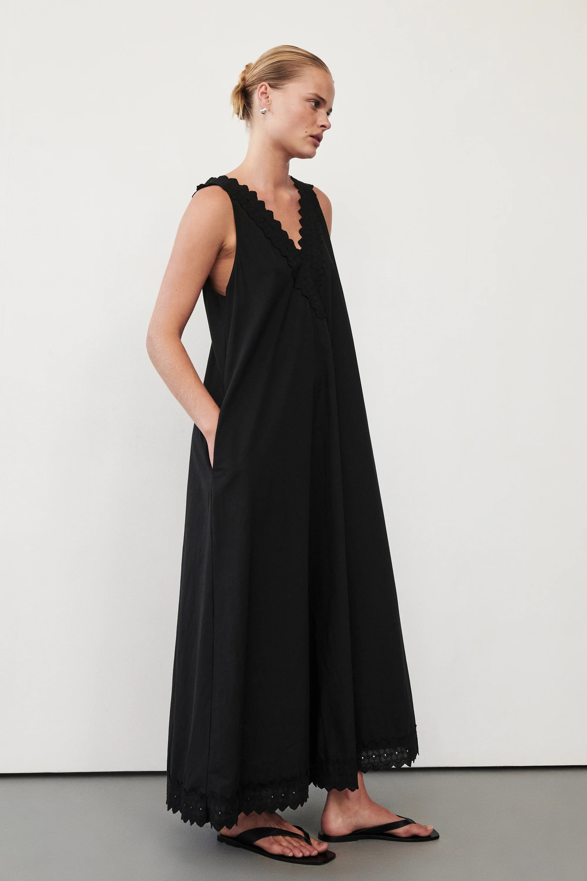 ANNABEL BLACK V NECK MIDI DRESS | DISSH
