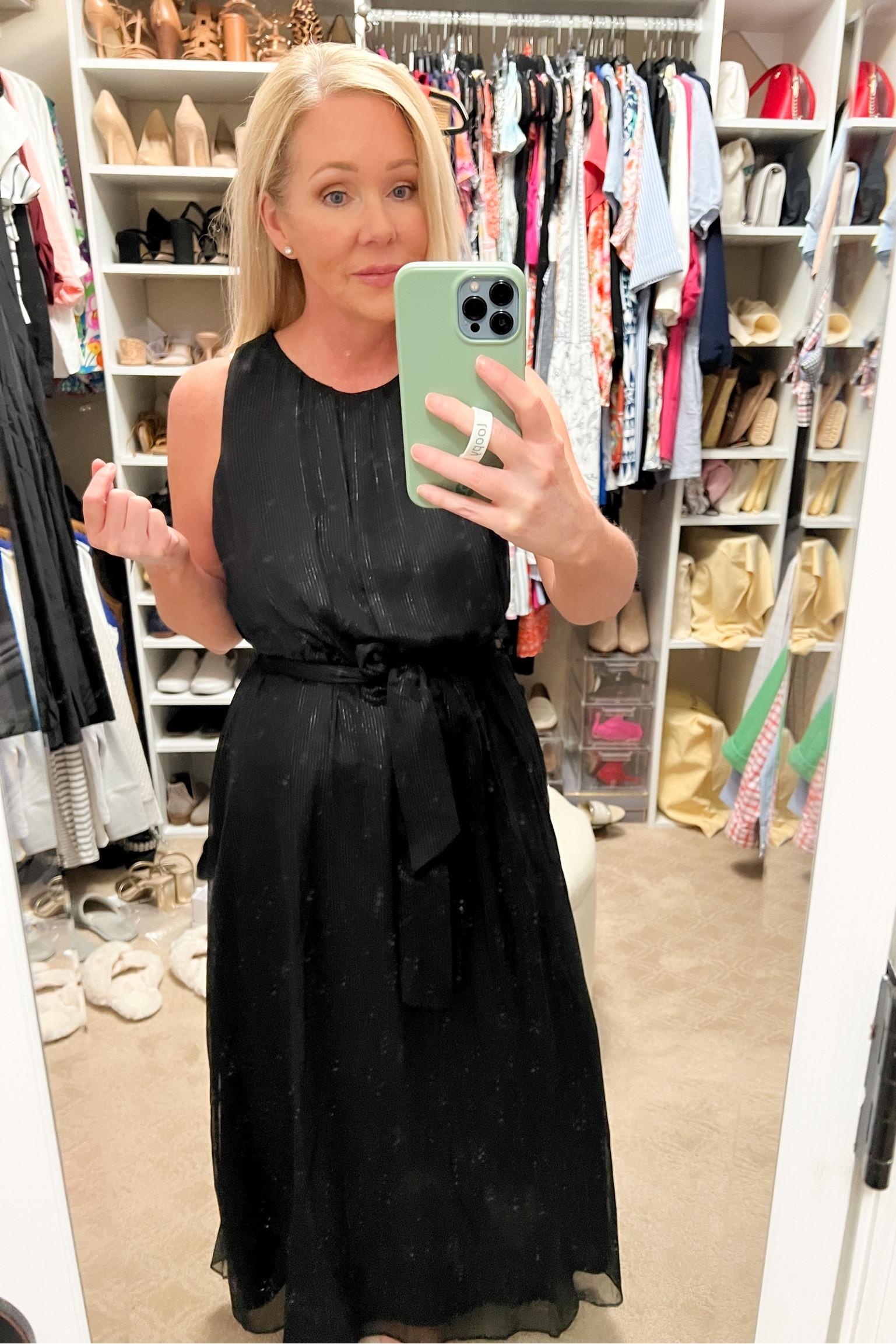 Black formal maxi dress.
Holiday party dress
Winter wedding guest dress 
Wearing size 6. Loose around the middle.


#LTKwedding #LTKHoliday