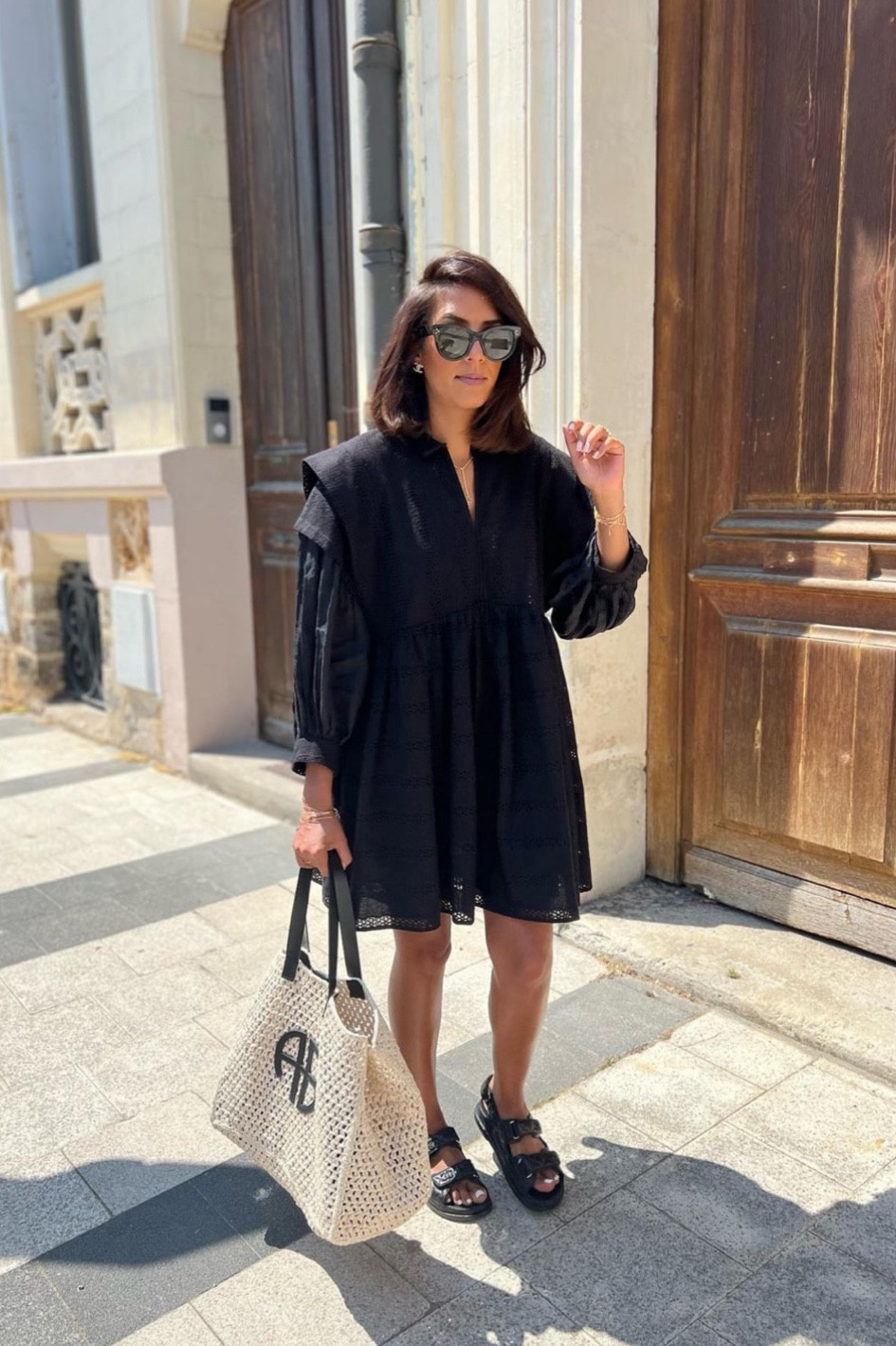 robe mini noire, broderie anglaise, manches en voile, robe Claude Pierlot, robe courte manches longues, tote bag, sac cabas Anine Bing

#LTKSeasonal #LTKstyletip #LTKeurope