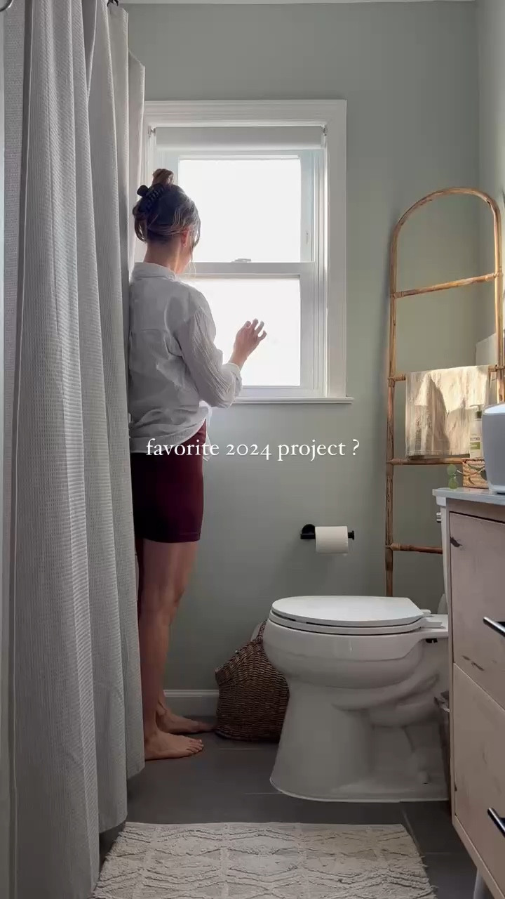 favorite 2024 project? 

it’s the bronzey details for me 🤎 still not 100% finished but still my fav project of 2024! Wallpaper is Olaf in Sage by @sandbergwallpaper, paint is a color match. 


#LTKHome