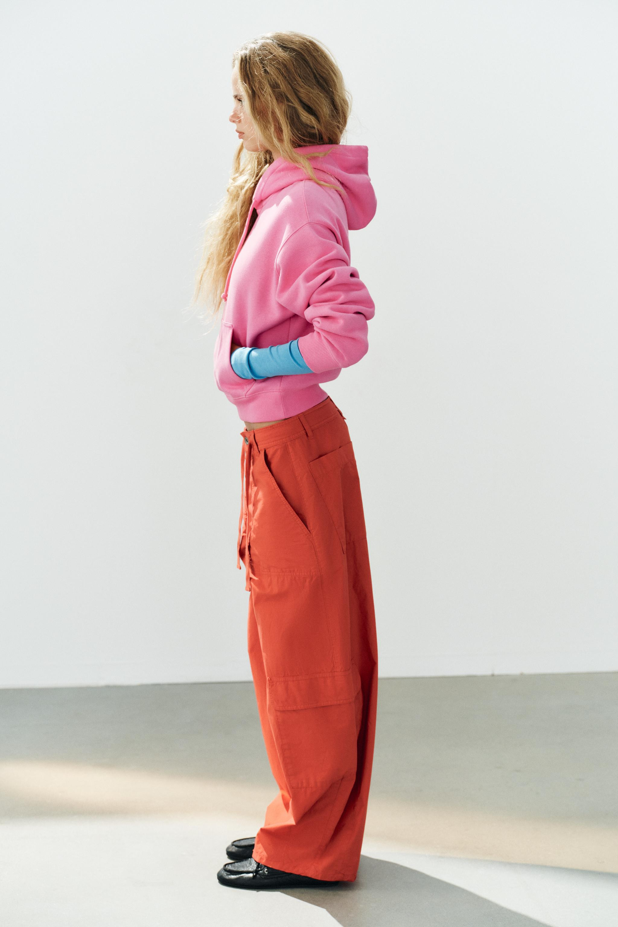 Sweatshirt aus einer Baumwollmischung. Rundhalsausschnitt mit verstellbarer Kapuze mit Kordelz\u0... | Zara DE
