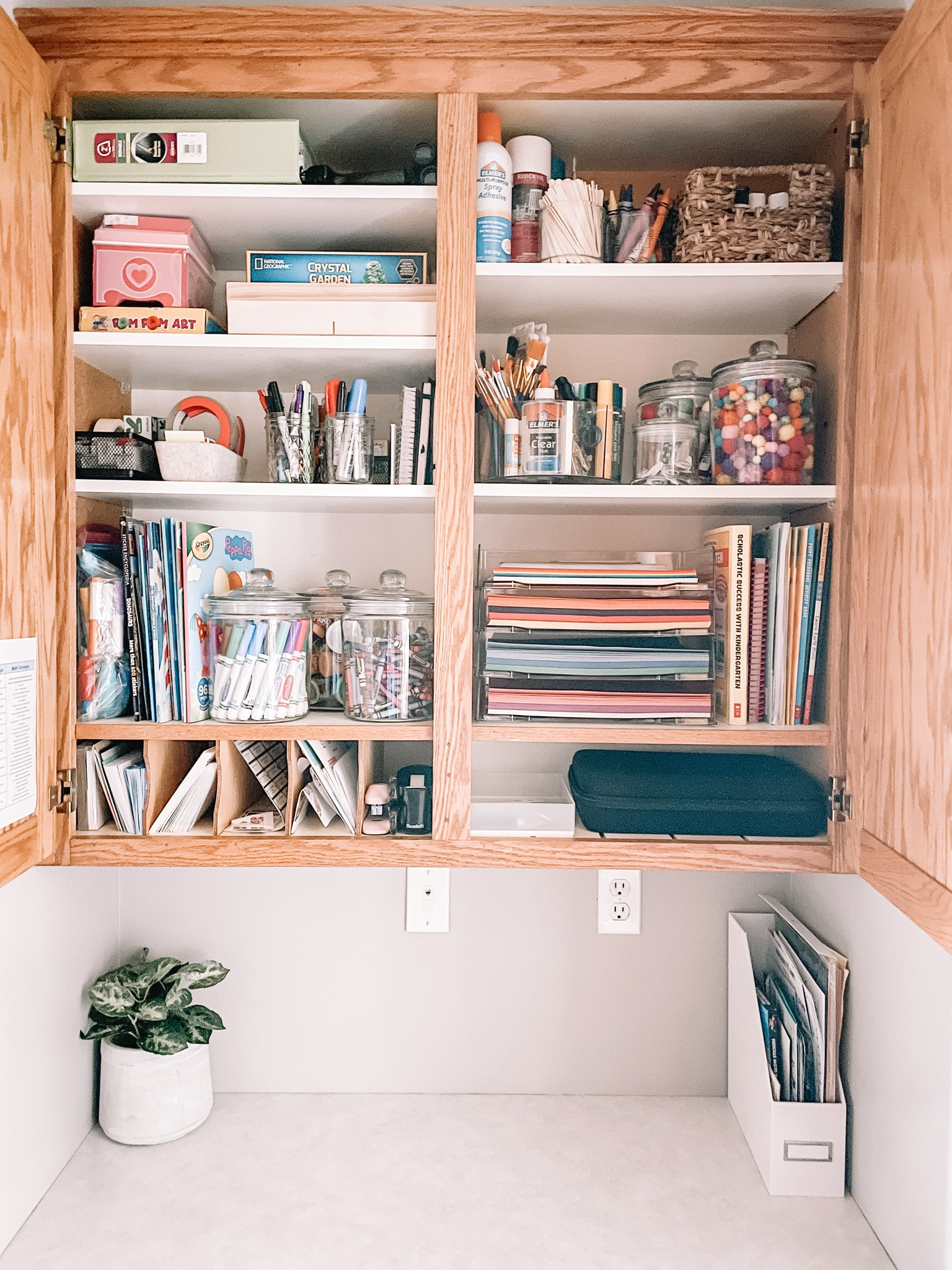Craft organization!

Felt so good to clean this workspace out. Using the glass jars is pretty but also makes it super easy to take a project out for the kids.

Office organization 
Home organization 
Work from home 
Home office
Office decor

#LTKfindsunder100 #LTKhome #LTKfindsunder50