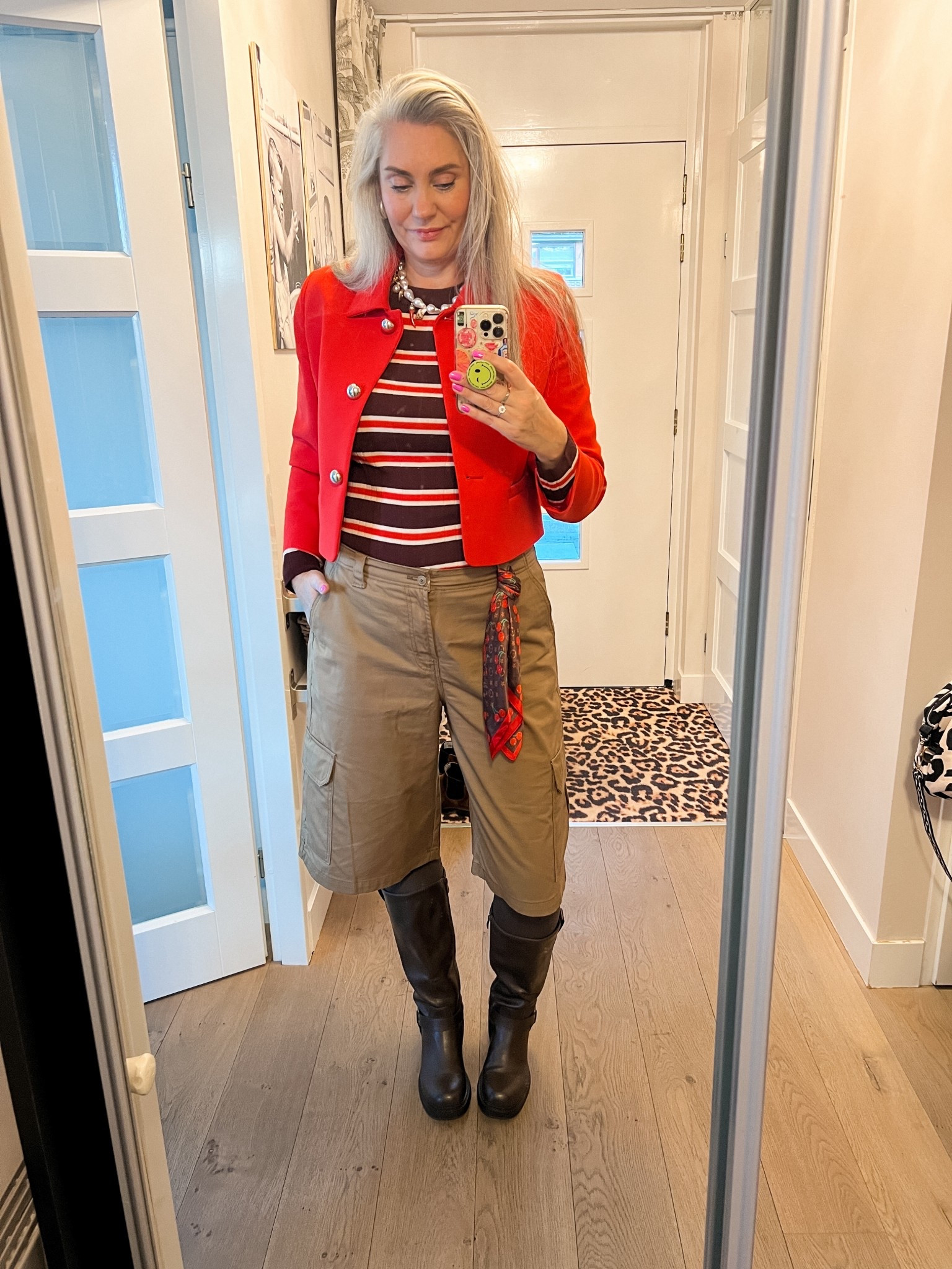 OOTD - Donderdag. Cropped, rood jasje (L), bruin/bordeauxrood met rood gestreept truitje (L), cargo shorts (42), bruine biker boots (https://most-wanted-nl.mtpc.se/5916037) en een parel bedel ketting. 



#LTKwinter #LTKnederlands #LTKeurope
