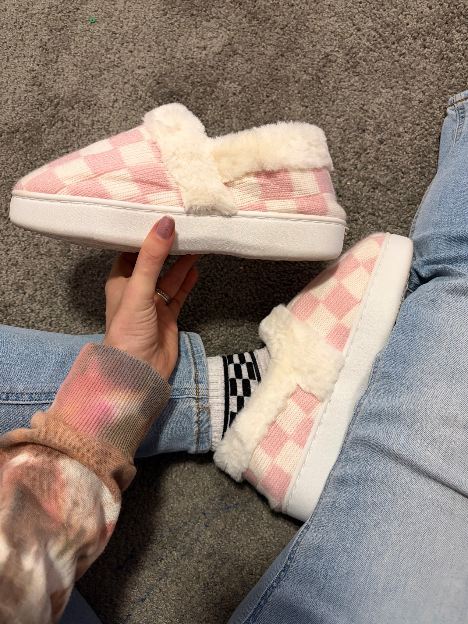 Comfy slippers faux fur lined memory foam non-slip checkered pattern 

#LTKselfcare #LTKmomlife #LTKdayinmylife