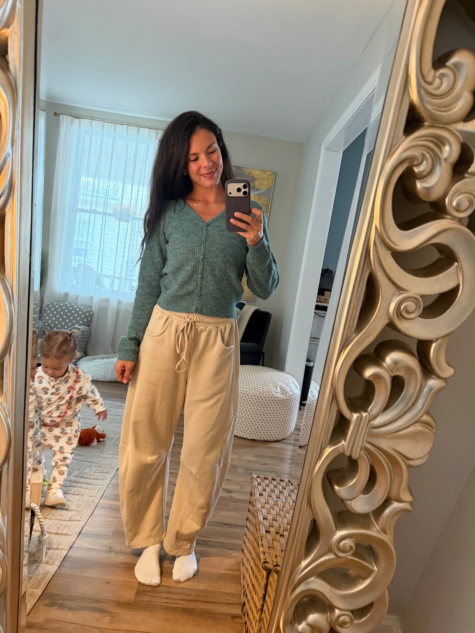 Cute little sweater that goes with jeans or comfy pants to work from home 🤍