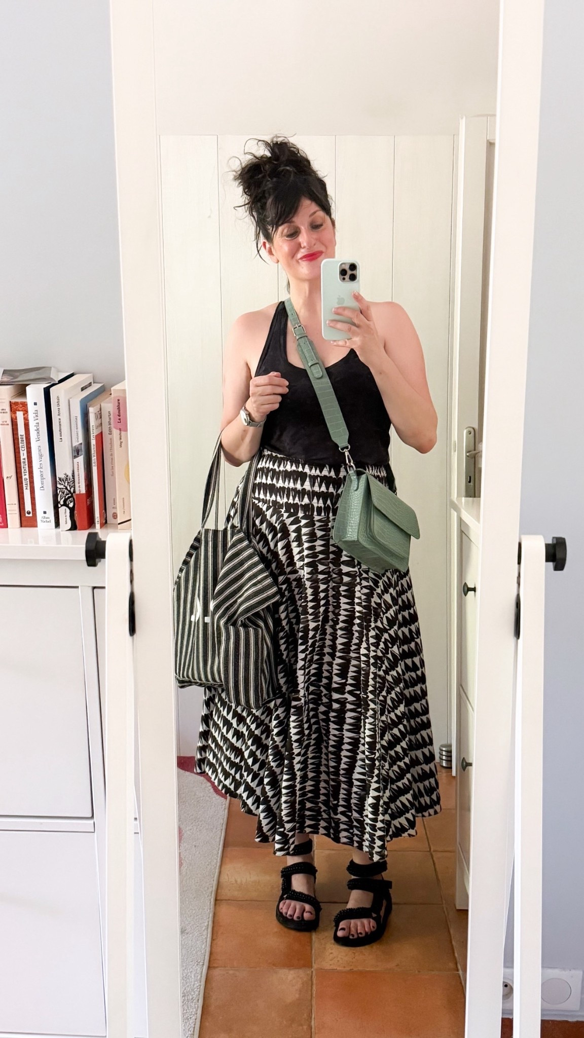 . Sandales #arizonalove (similaires, en lien)
. Jupe #zara (similaire, en lien)
. Débardeur #crzyoga (en lien) 
. Cabas #apc (similaire, en lien) 
. Petit sac vert pâle #hvisk (similaire, en lien)
. Rouge à lèvres mat #revlon (en lien)
. Baume à lèvres "poppy red" #labello (en lien) 


#LTKfrance #LTKsummer #LTKeurope