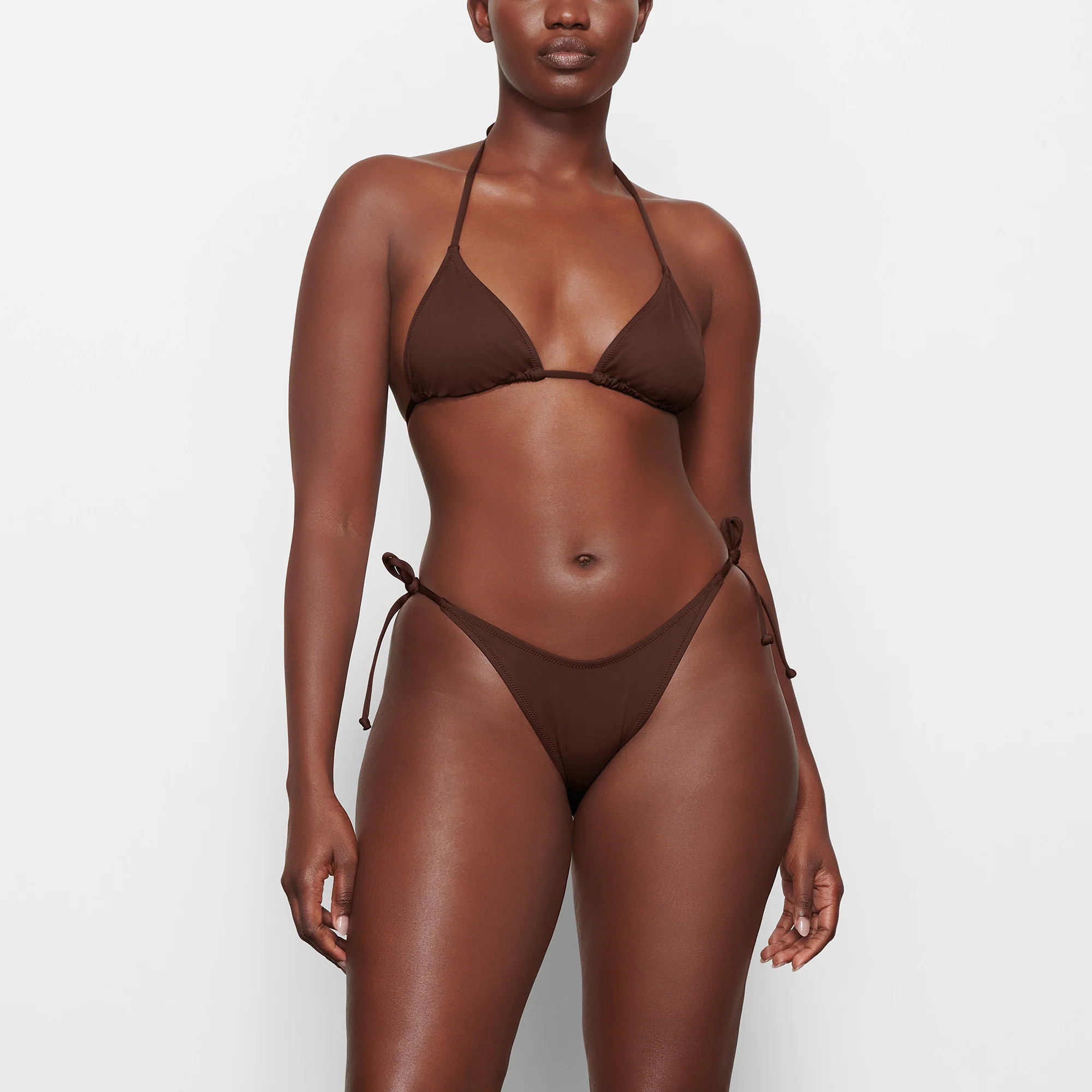 SKIMS Dipped Tie Bottom | Deep Neutral | Medium | Signature Swim | SKIMS (US)