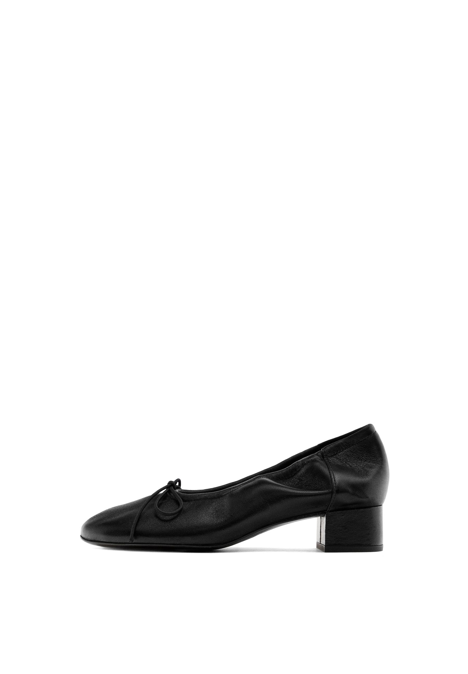 VIEW LOOK
High-heel ballerinas

 $200  Colour  Black  Add to basket | Massimo Dutti US