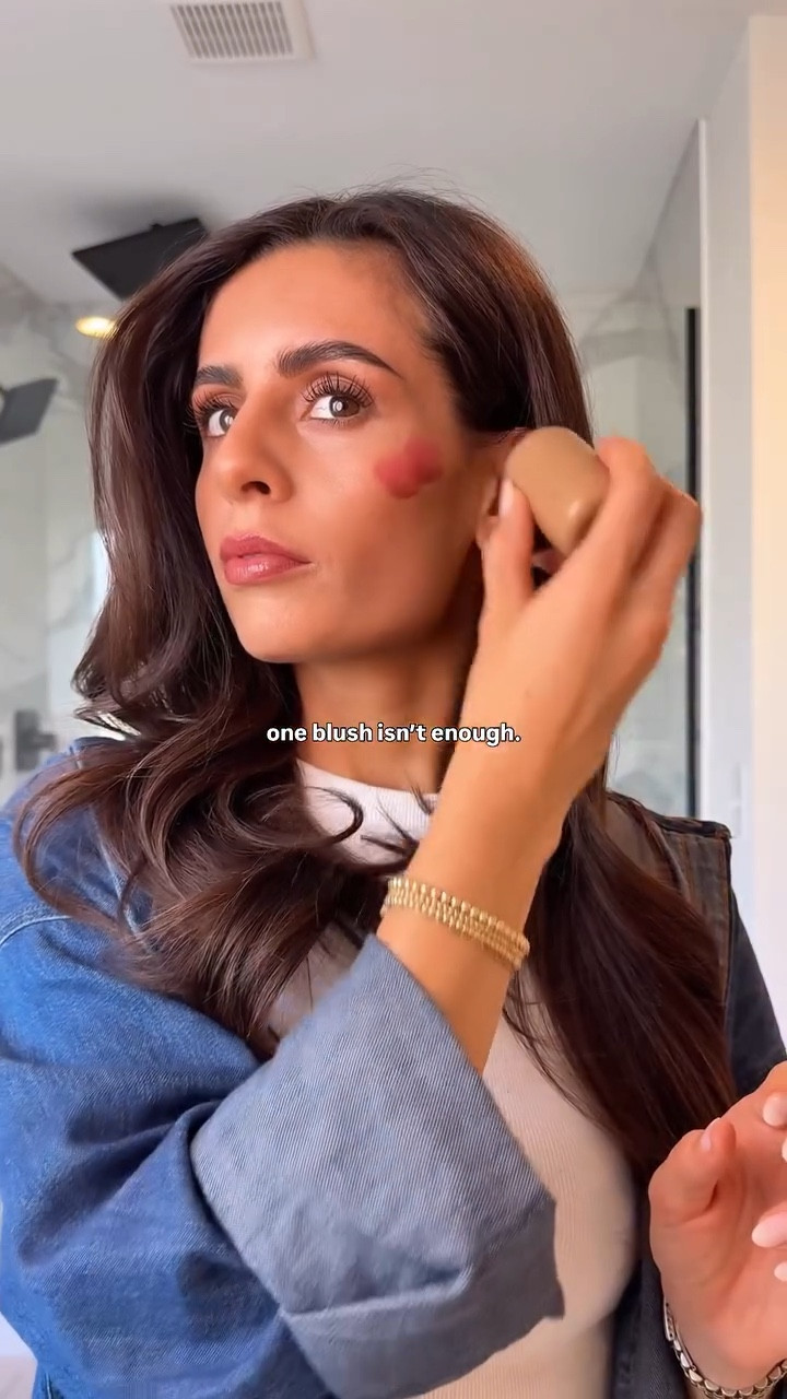 this @rhode combo >>>

comment “blush” and I’ll send the shades 🤍
.
,
,
,
#rhode #rhodebeauty #rhodeblush #haileybieber #makeuptips rhode pocket blush, rhode beauty, rhode blush, hailey bieber, makeup tips, makeup hack
