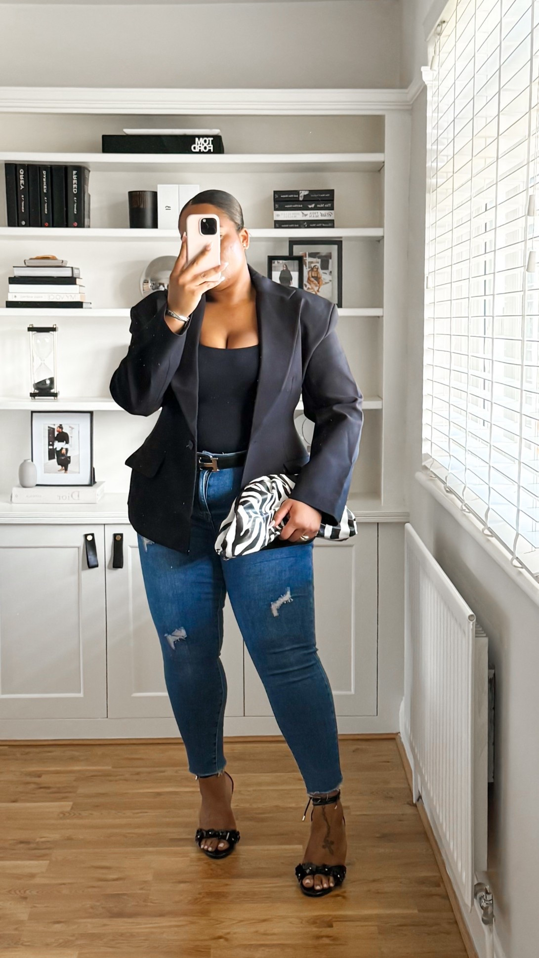 NEW COLOUR OF THE ASOS CINCH BLAZER, NOW AVAILABLE IN BLACK!

black blazer / black outfit / skinny jeans 

#LTKcurves #LTKworkwear #LTKdatenight