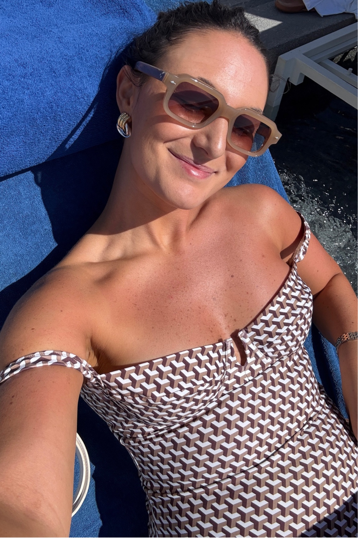 This one piece is GORGEOUS! I got so many compliments 🤎

swimsuit l one piece l sunglasses l vacationn