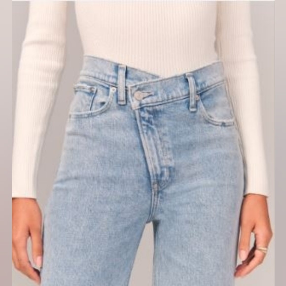 Abercrombie & Fitch Blue 90's Straight Ultra High Rise Jeans Crossover- Size 25 | Poshmark