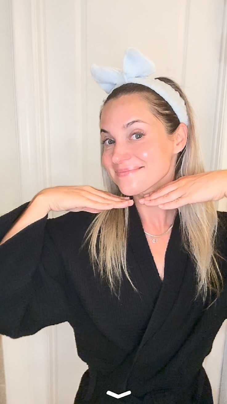 My Nighttime Skincare Routine:

1. *double cleanse* w an oil cleanser @cliganic 
2. 2nd cleanse w face wash @cliganic 
3. Avoid bath towels (dirty/detergent/bacteria) and use a fresh towelette instead @cliganic 
4. Hydrating toner (better clean & for next products to absorb) @glovesinabottleusa 
5. PDRN peptide serum (Omg!) @glovesinabottleusa 
6. Hyaluronic acid serum @skinlaundry 
7. Retinol (every other night) @zoskinhealth 
8. Eye cream @biossance 
9. Moisturizer @firstaidbeauty 
10. Eyelash serum (best I have ever tried) @babelash_official_ 
11. Lip mask @laneige_us 
.
Side chat: 
-double cleansing (and face shaving) will change your life
-order matters
-combo of smoothing and pressing on serums (pressing allows products to push deeper into the skin)
- @glovesinabottleusa PDRN salmon sperm serum is my new secret weapon
-consistency, babes!
.
#momskincare #skincareroutine #stepbystepskincare #momskincaretips #momskincareroutine