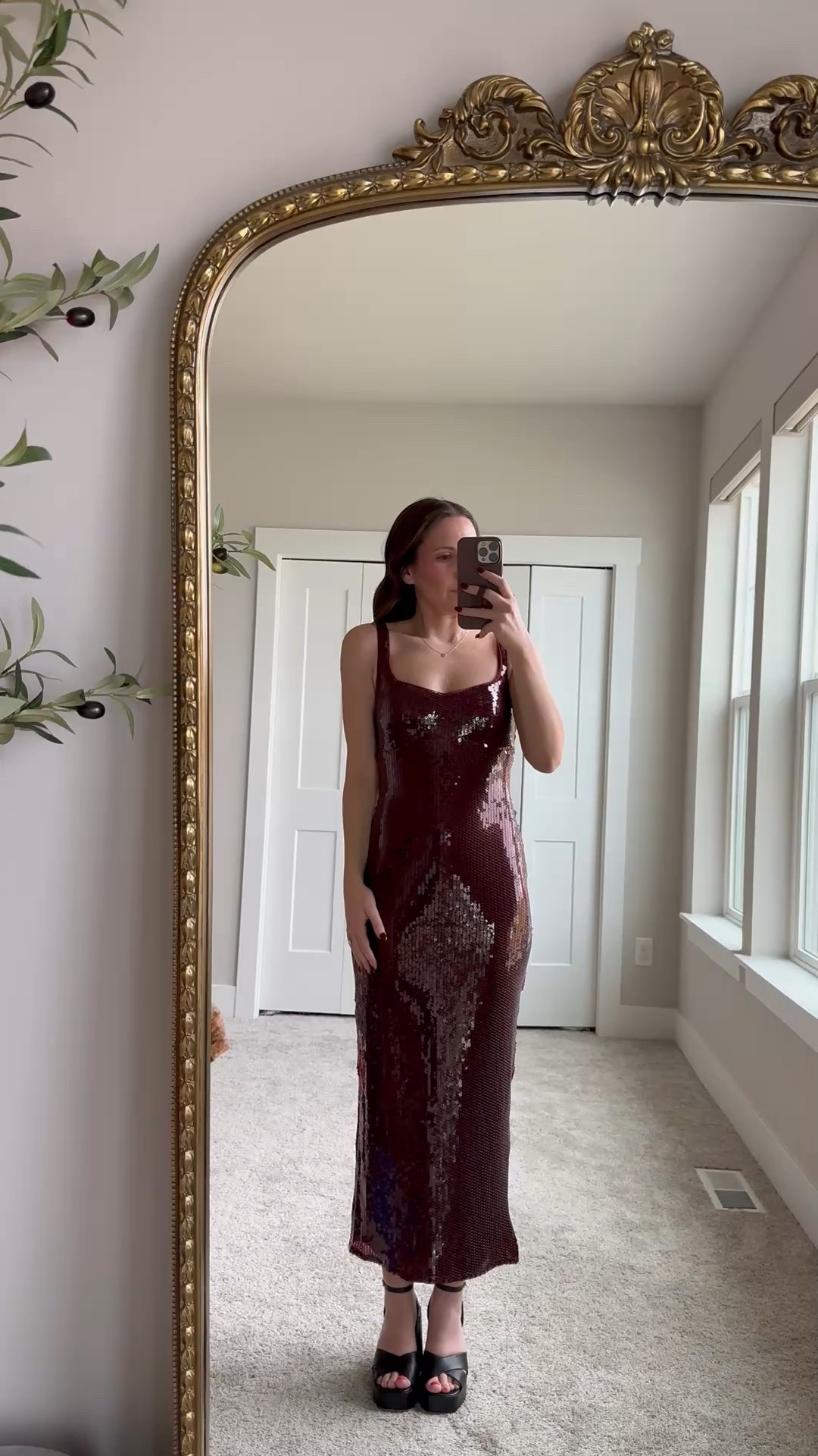 The most flattering sequin midi dress! Perfect for NYE! Wearing an xs

Holiday dress | New Year’s Eve | Abercrombie style | holiday dress | sequin dress 

#LTKHoliday