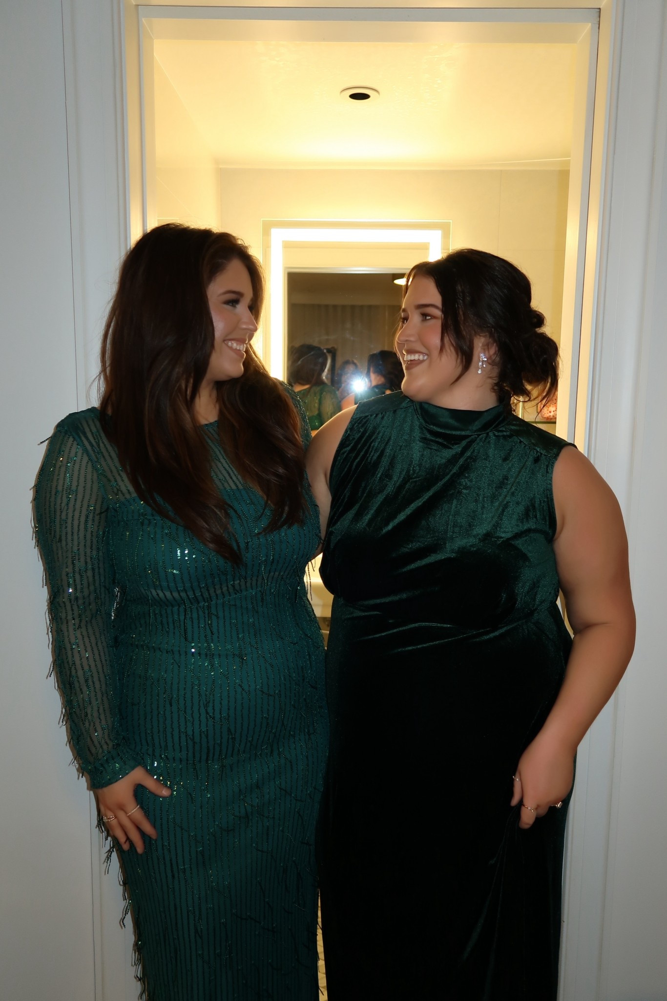 Brett Eldredge glow tour outfits in NYC @ The Beacon Theatre 🎄✨🎁 Went all in with the green this year and ended up twinning with bestie 👯‍♀️ Both dresses are @lulus I’m wearing a 2X in the velvet and Kahley is in the XL

#LTKHoliday #LTKMidsize #LTKPlusSize