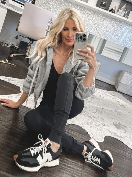 This athliesure travel outfit will keep you chic & comfortable no matter where your traveling to 🖤 PS. My fan favorite Newbalance sneakers are back in stock!