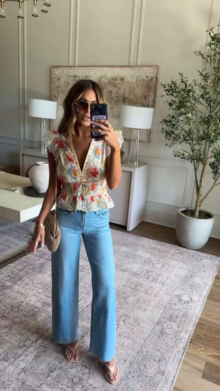 wearing a small in the top and 26 in the jeans 🫶🏼 use code hollie40 for 40% off! 

 