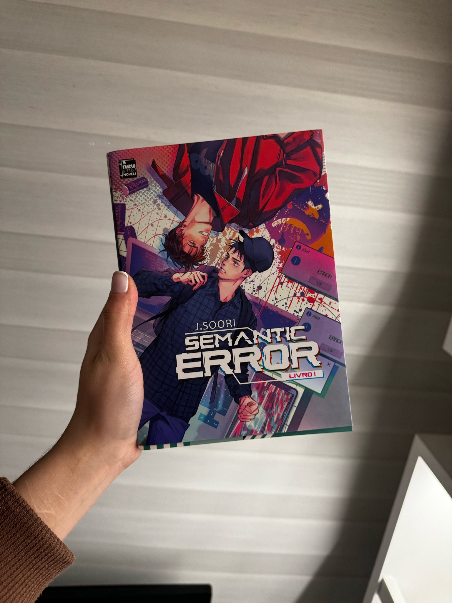 Chu Sang-woo é um excêntrico do curso de Engenharia de Computação e proficiente em linguagem de programação como se fosse sua língua materna. Sua pacata vida binária de zeros e uns foi virada do avesso por um erro chamado Jang Jae-young! Jaqueta vermelha, camisa vermelha, gorro vermelho, lata de refrigerante vermelha... Um veterano esquisito do curso de Design passa a persegui-lo, armado com a cor que ele mais odiava: vermelho, a cor dos erros. Graças ao tal designer, todas as sirenes de alerta vermelho começaram a soar na cabeça de Sang-woo. Um vírus mortal que se infiltrou em sua vida perfeitamente programada! Será que ele vai ser capaz de depurar Jang Jae-young, o erro semântico em sua vida? 

#LTKstyletip #LTKover50style #LTKgiftguide