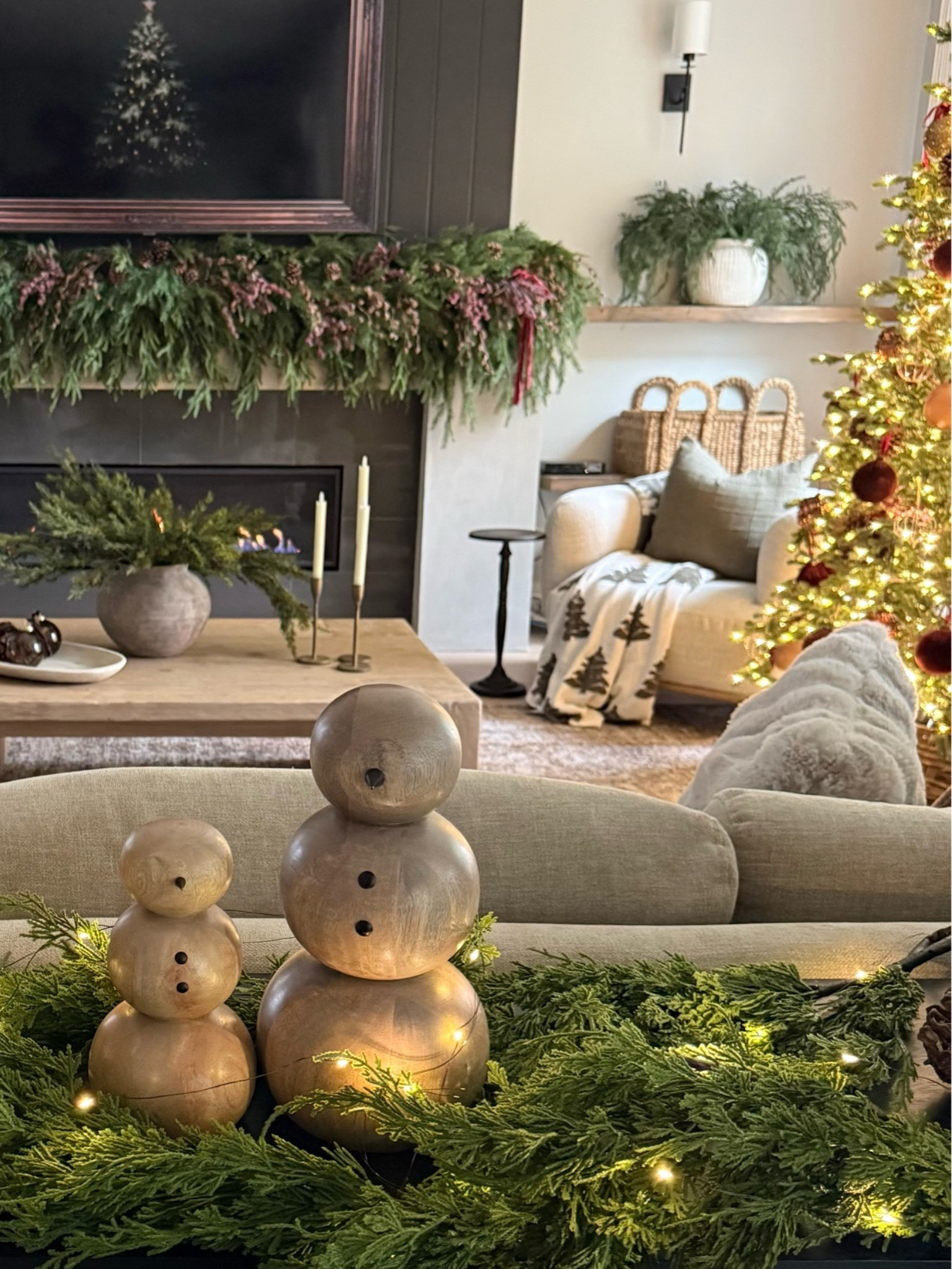 Wood snowmen…love this organic touch🤎🤎
Christmas home decor  2026