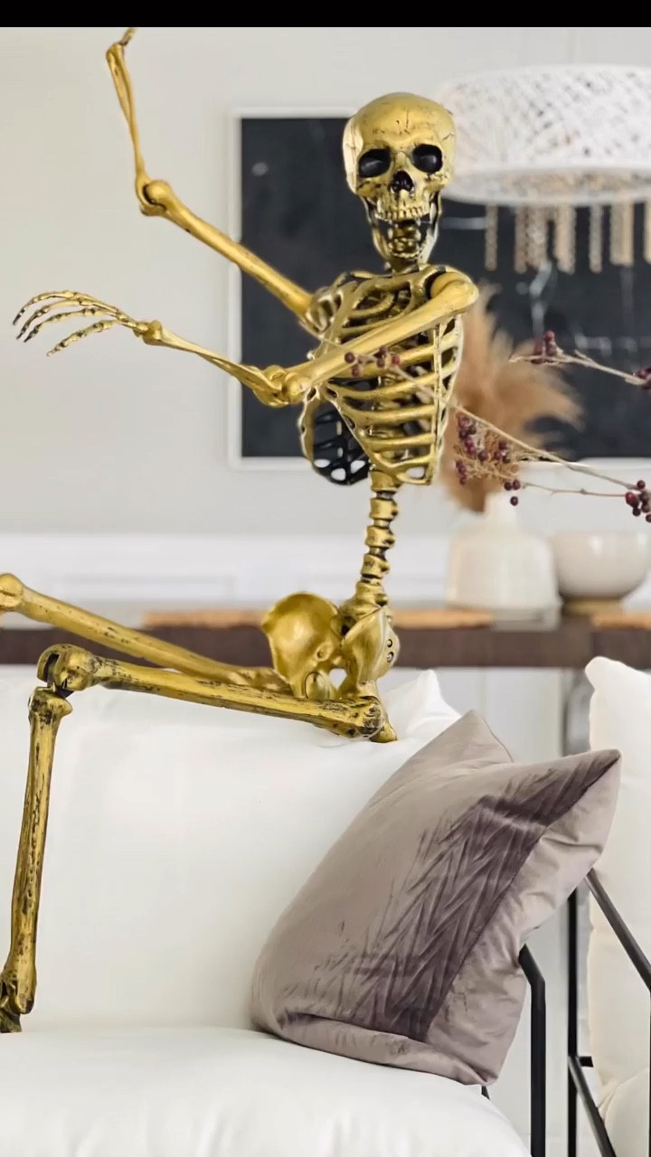 Skelly is a very elegant Skelleton! 