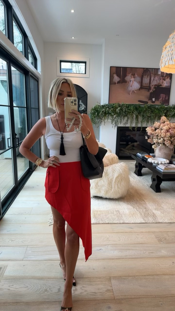 This skirt is so freakin good 🔥🔥🔥 wearing a medium 