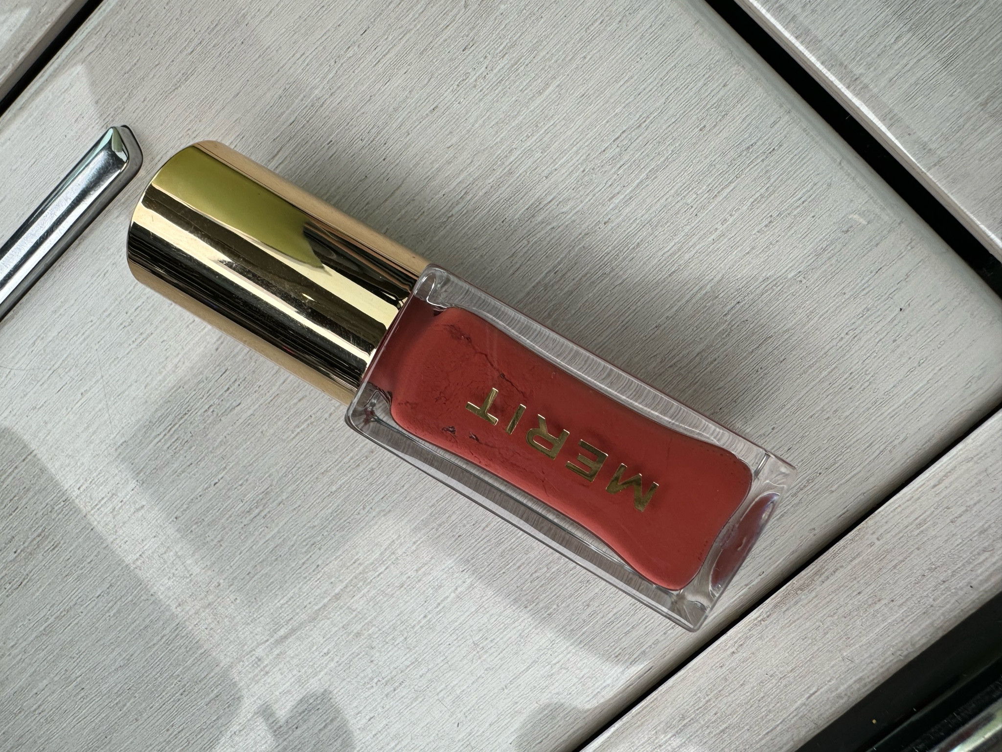 Merit Beauty 
Lip gloss 