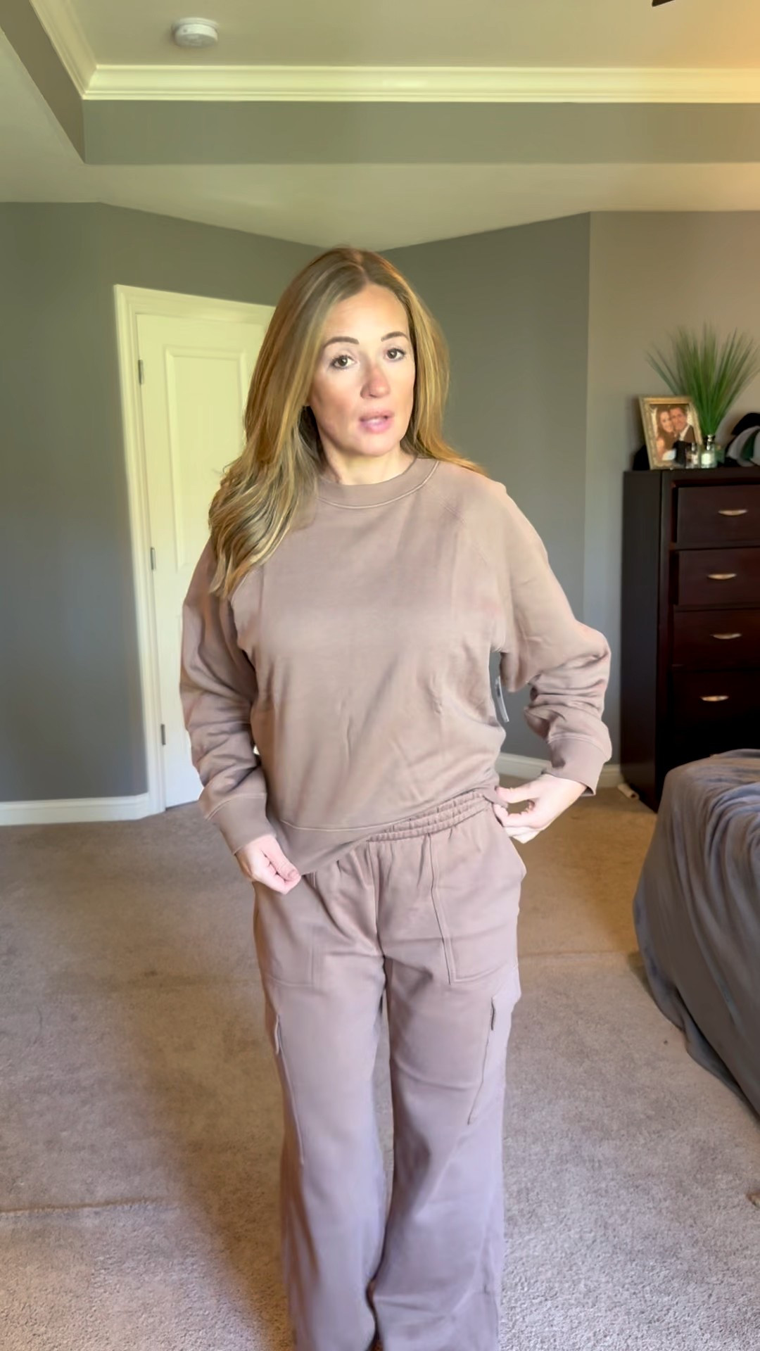 Matching set, loungewear, pants, crew neck sweatshirt, brown #sweatshirt #cargopants #sweatpants #matchhingset #fallcozy

#LTKFindsUnder50 #LTKSaleAlert #LTKOver40