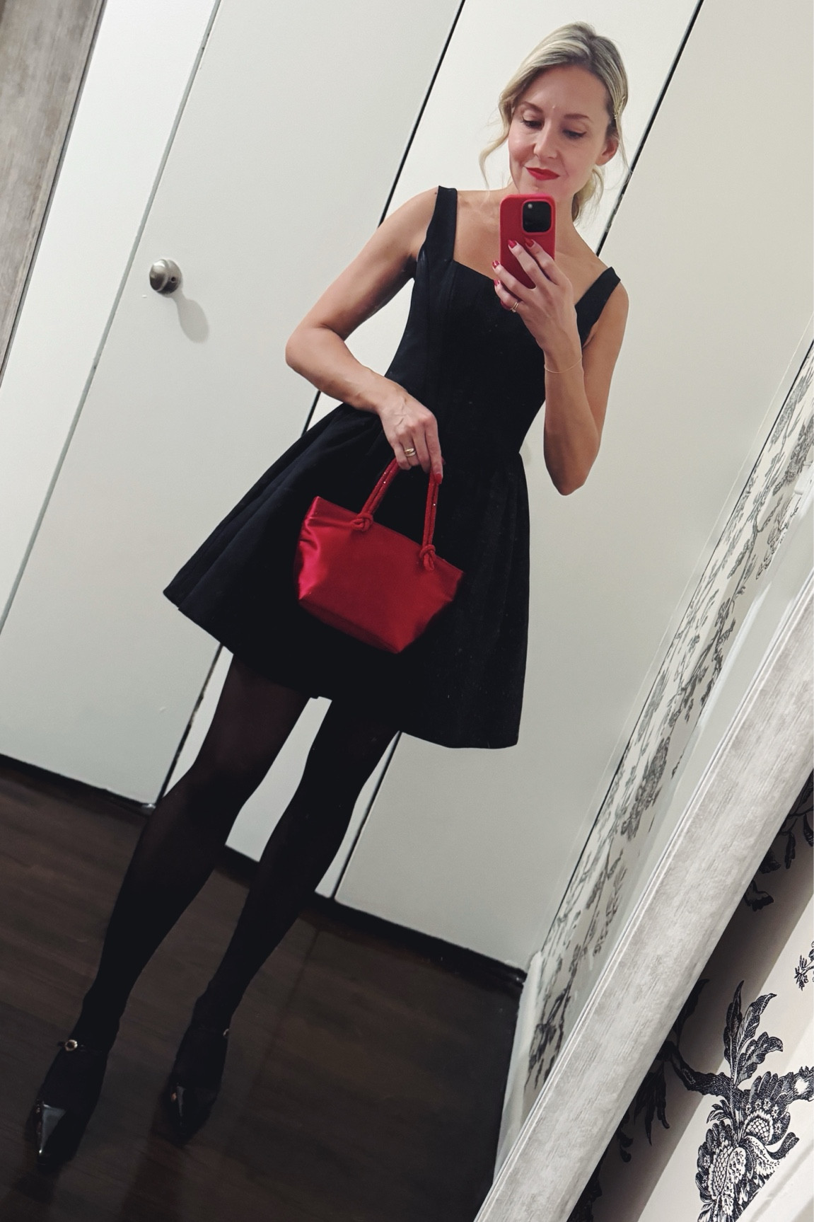 Festive little black dress from @fewmoda for a holiday date night 🖤 linking more of my favorites 