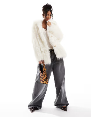 Bershka – Longline-Kunstpelzmantel in Ecru mit Kragen | ASOS (Global)