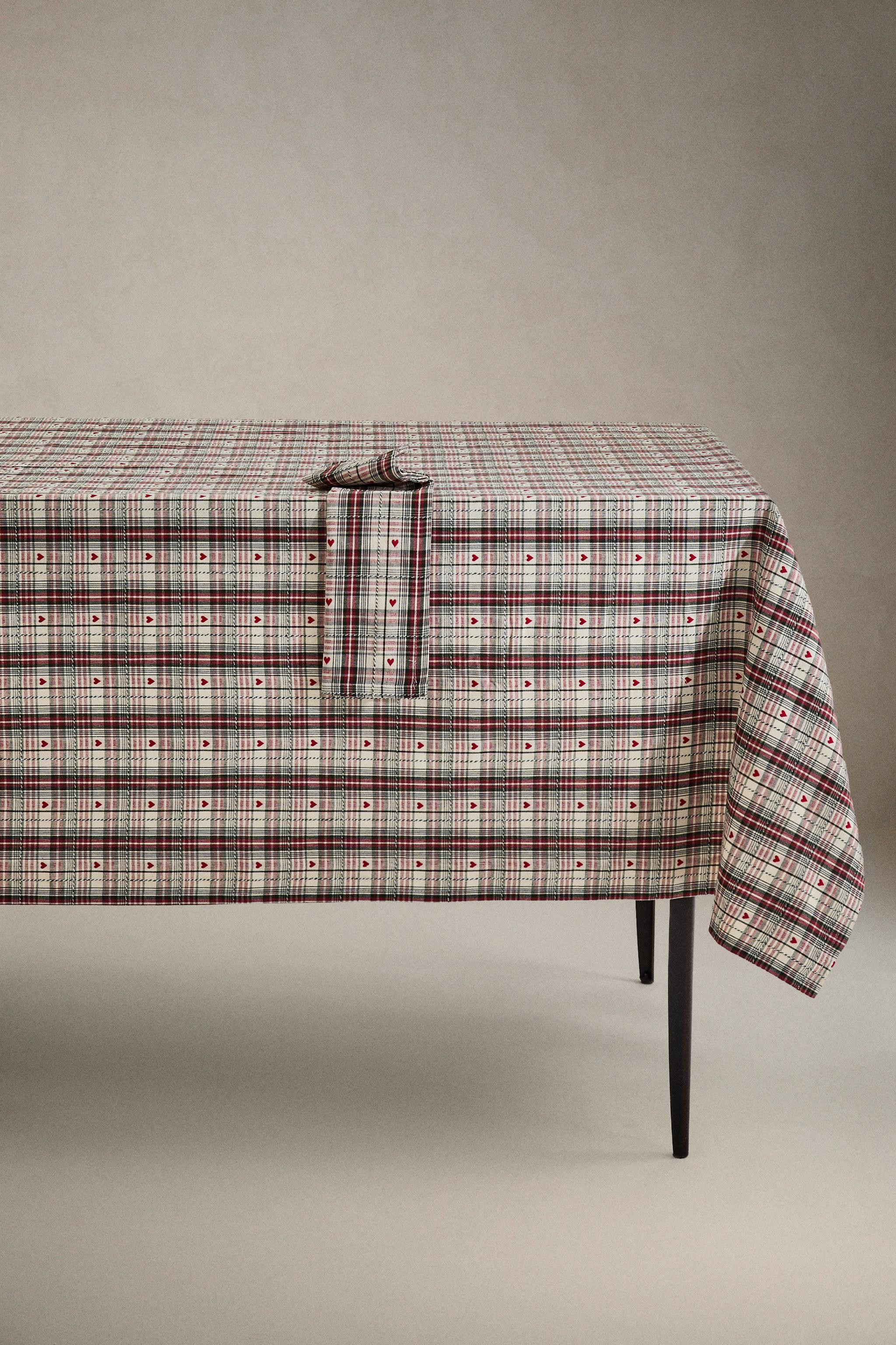 DYED THREAD CHRISTMAS HEART TABLECLOTH | Zara US
