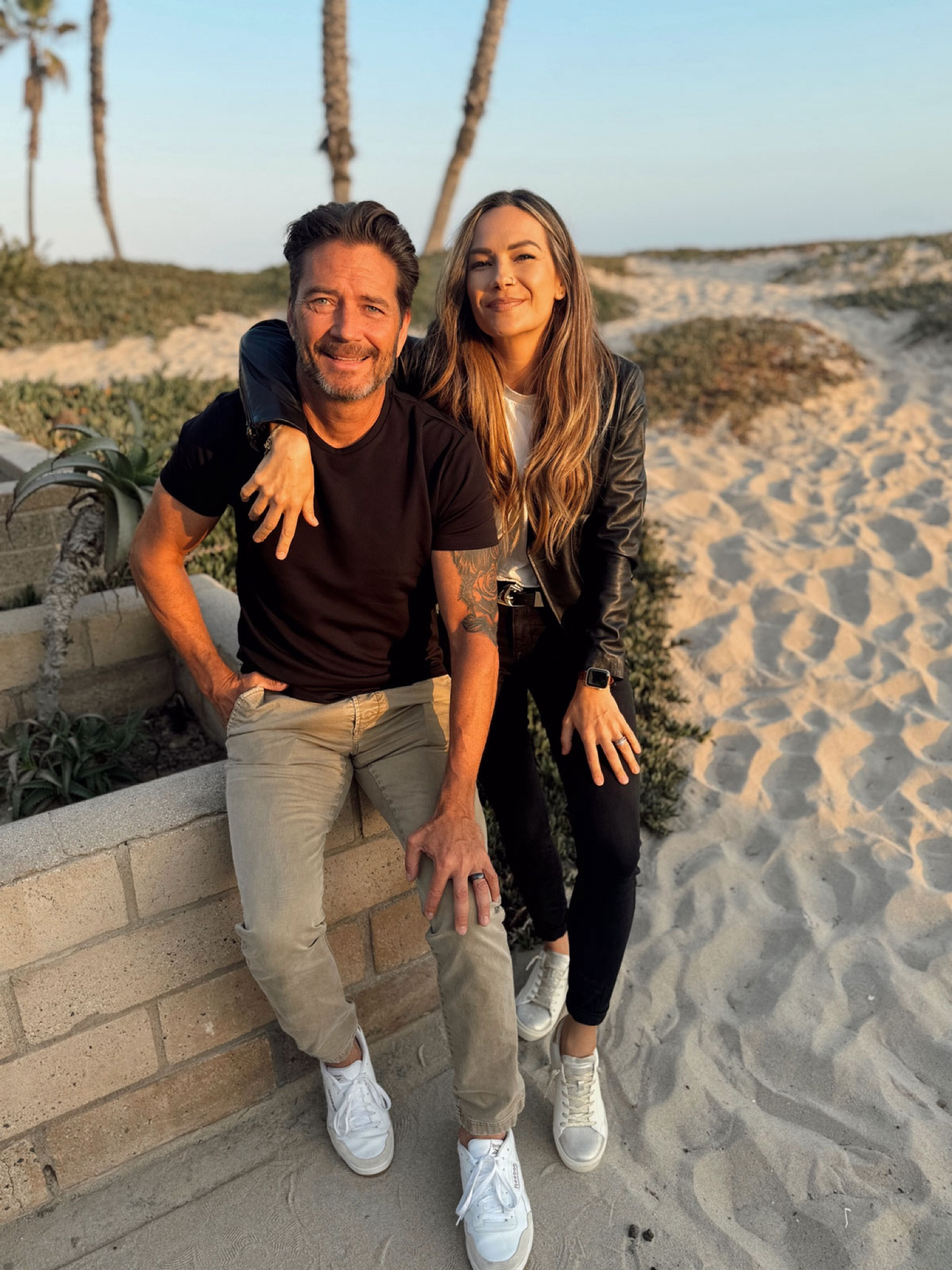 Black and Beige coordinating colors for couples. Loving this casual look for the win! The amazing leather jacket is GOLD!!! 