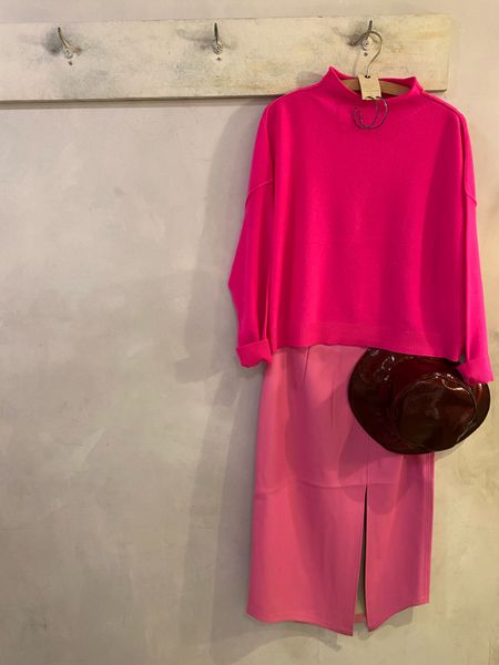 Swooning over this pink faux leather skirt. Love wearing pink on pink, 💕💕especially with an unexpected pop of color. What about you? Are you willing to experiment?

#pinkonpink #fauxleather#cashmere #buckethat #effortlesschic #citystyle #doyourownthing #mystyle #classicwithattitude #trending #styleinspo #timelesschic #minimalist #personalstylist #boston #styledbyjeanne #anthrops

#LTKSeasonal #LTKstyletip