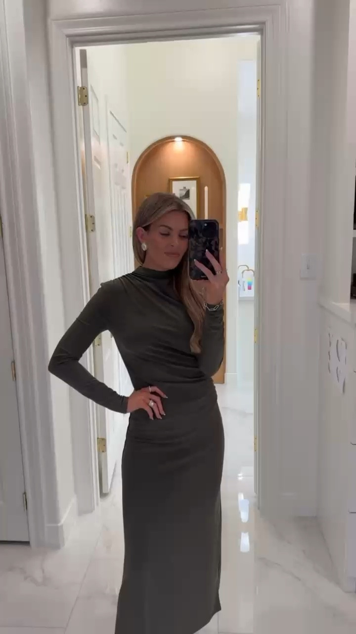y’all know I love this one!! Obsessed with the way it sits and it’s just so classy, seriously one of my favorite purchases from Aritzia! (wearing a size small)

Aritzia, classy dress, dressed up outfits, long dress, date night dress, girls night out dress

#LTKSeasonal #LTKFindsUnder100 #LTKFindsUnder50