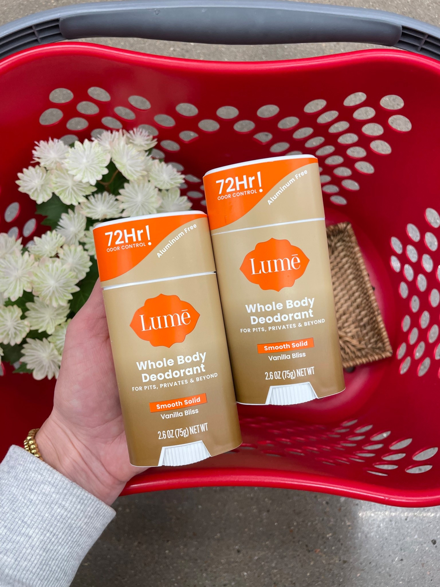 Big news! @lumedeoderant just launched their Vanilla Bliss scent @target #lumepartner This l scent is soft and comforting yet provides long lasting protection for up to 72 hrs. Since Lume is a whole body deoderant it can be used ANYWHERE- we are talking from pits to privates and all the places in between 🙌 Plus it’s aluminum free. You’re not vanilla, and your deodorant should be either- look for Lume at Target or comment NEED for a direct link.

#lumeintarget #lumedeoderant #target #selfcare 