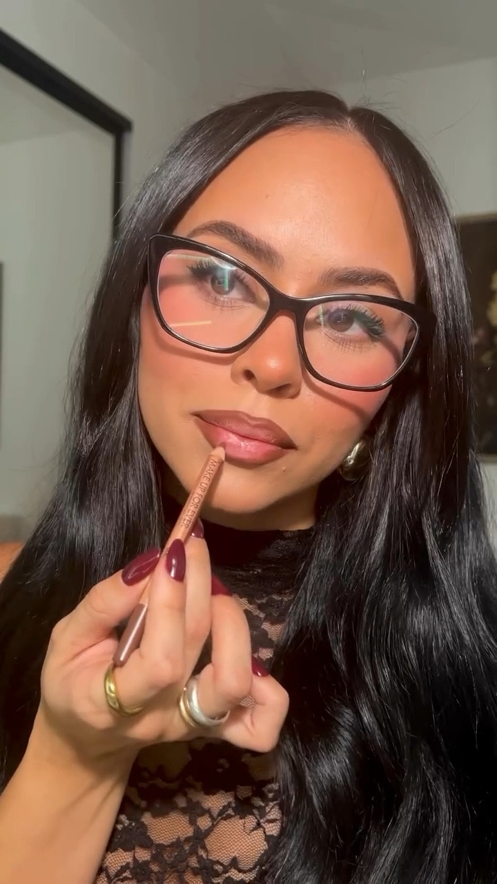 LIP LINERS : limitless brown + versatile chestnut 
LIPSTICK : 44 