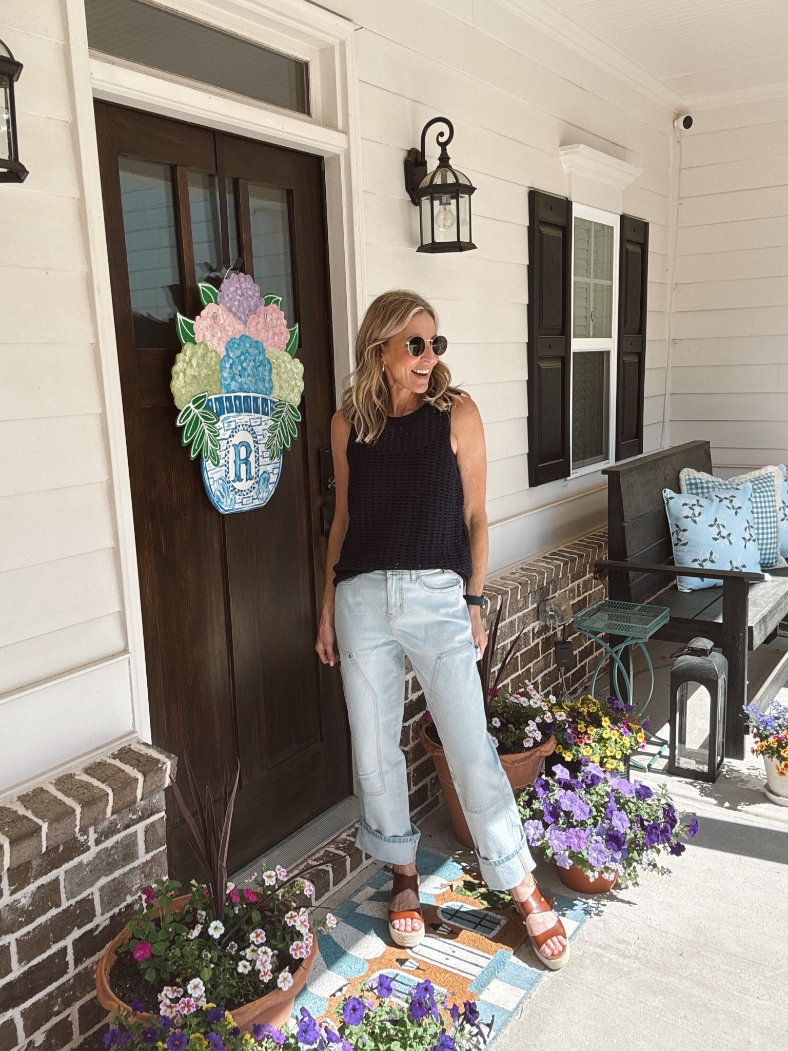 New arrival lightweight textured women’s sweater tank… Paired with the new arrival mid rise, relaxed carpenter  jeans. 

Jeans size 0
Sweater size XS 