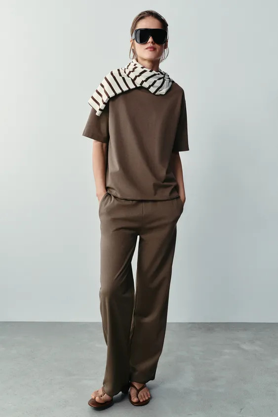 Trousers made from cotton yarn. Mid-waist with an elasticated waistband. Hidden side pockets in t... | Zara UK