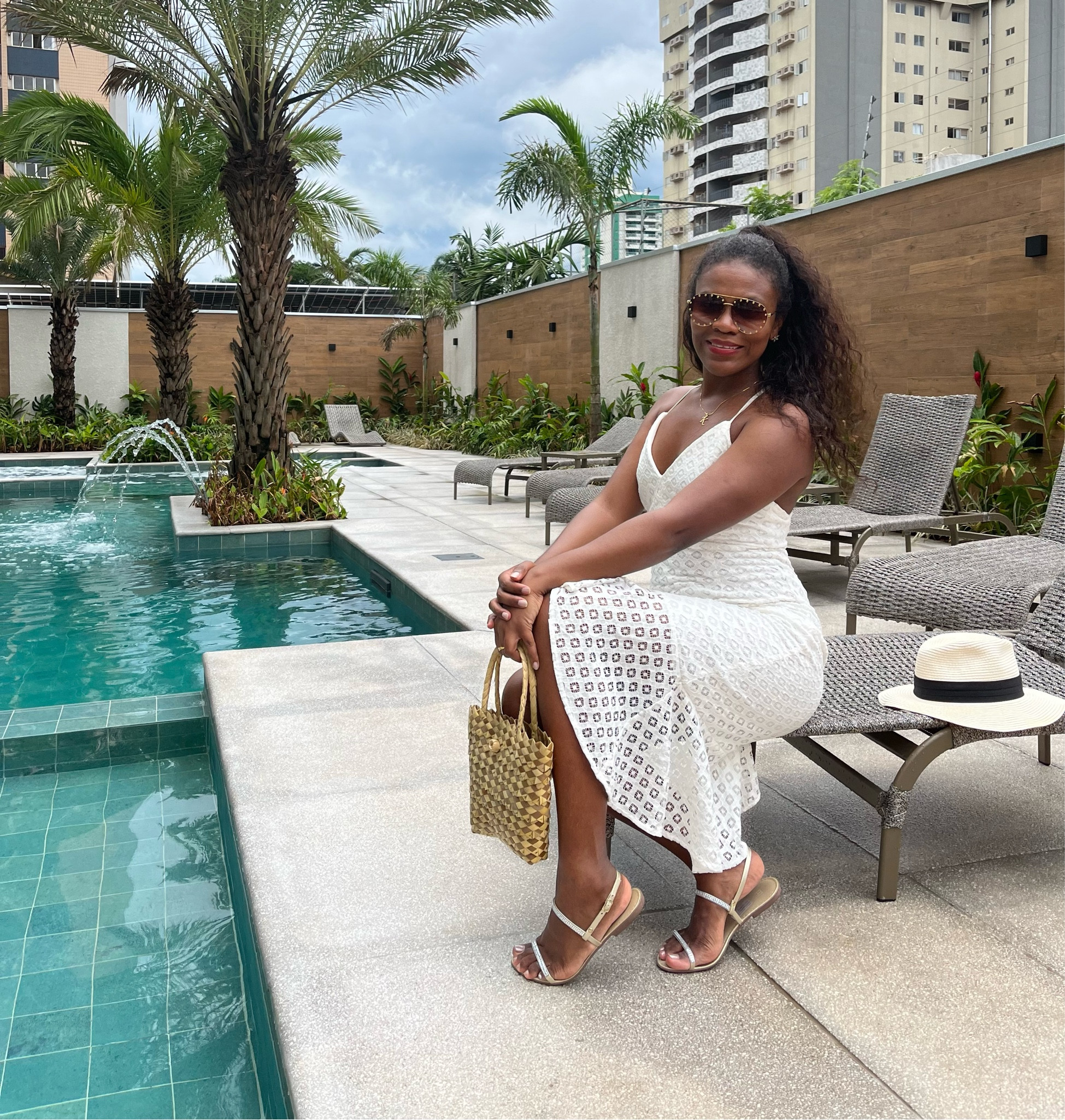  Quem disse que não dá para passar uma imagem arrumada estando de rasteirinha? 

 Podemos estar confortáveis com esse calçado e transmite uma imagem de look arrumadinho sim 😉

#lookdodia #garimpodakelly #vestidomidi #vestidorenda #LTKGift #NatalLTK 

 

#LTKtravel