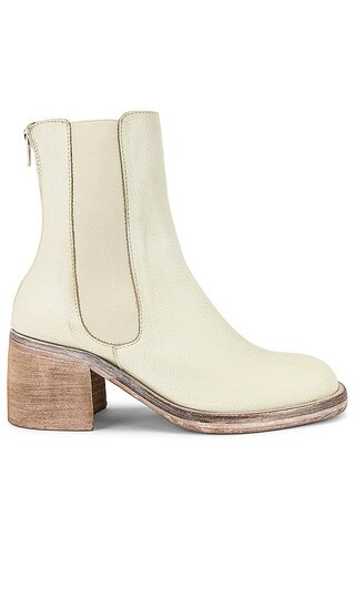 Essential Chelsea in White | Revolve Clothing (Global)
