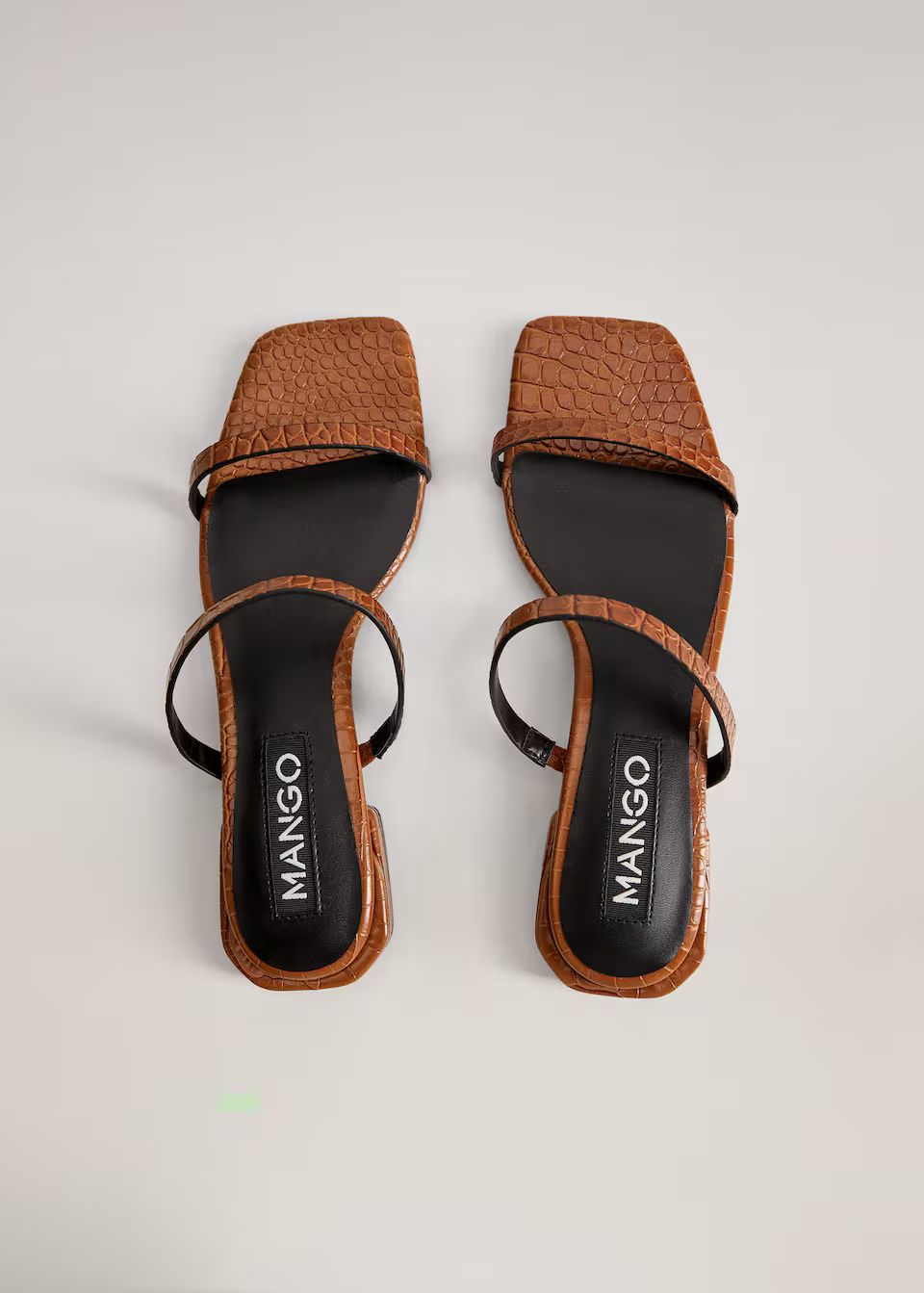 Flache Sandalen im Crocs-Design | MANGO (DE)