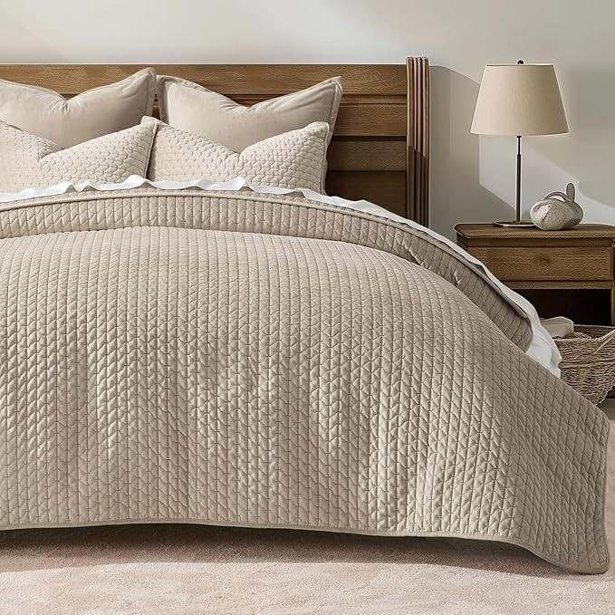 EVERGRACE Luxury Velvet Quilt Set King Size 3 Piece, Soft Oversized Cross-Stitch Velvet Comforter... | Amazon (US)