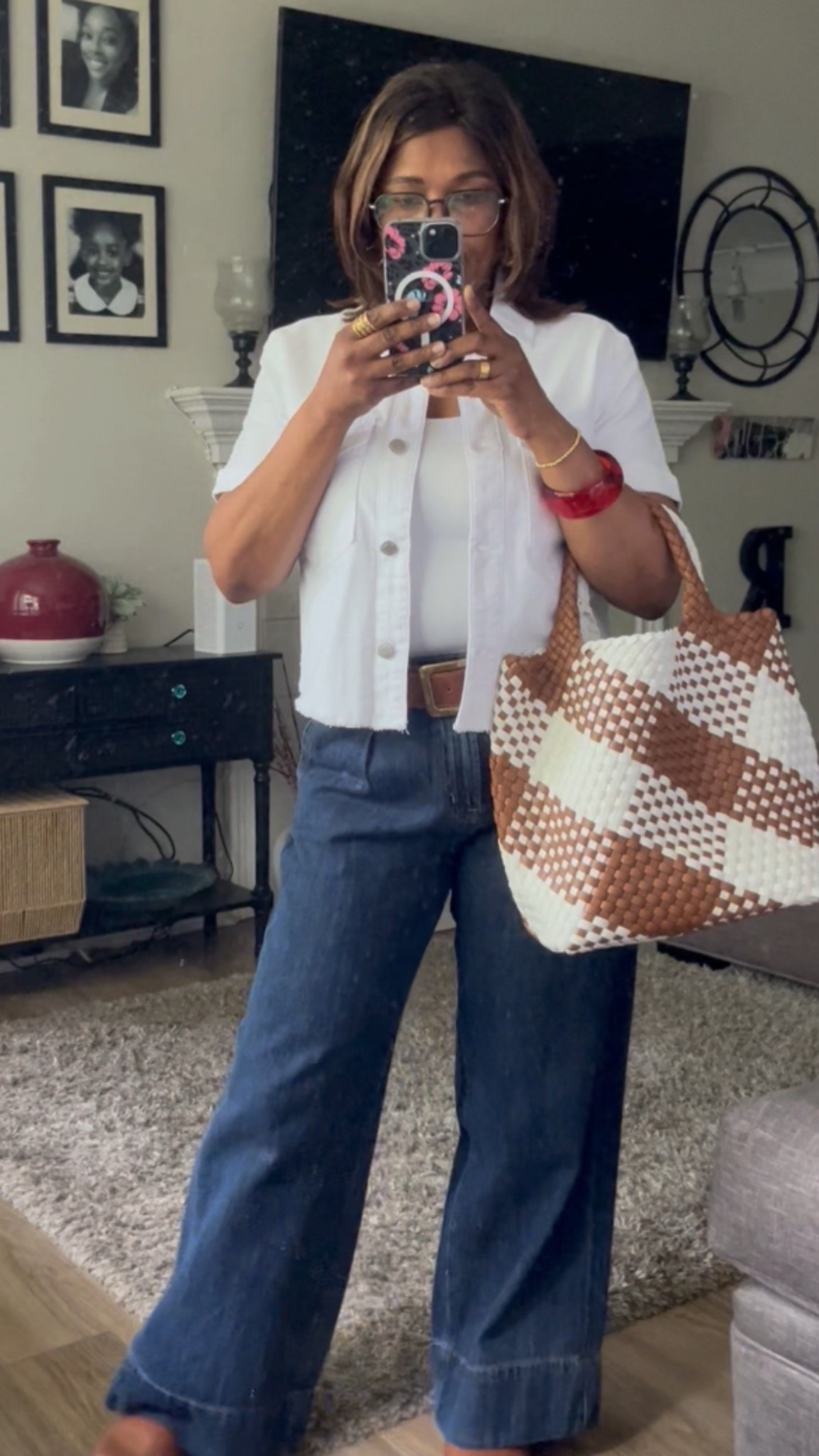 Effortless + elevated 🤍
Crisp white layers, wide-leg denim, and a woven tote for that chic everyday look. Comfortable, polished, and easy to style.