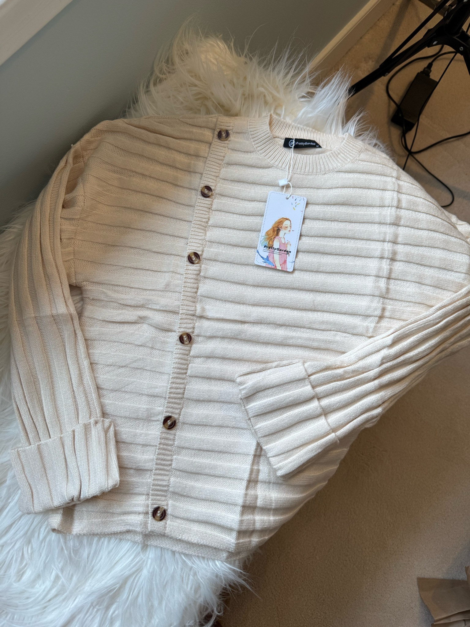 Pretty Garden from Amazon off white horizontal ribbed sweater with side buttons
Size mediumm

#LTKOver40 #LTKStyleTip #LTKFindsUnder100