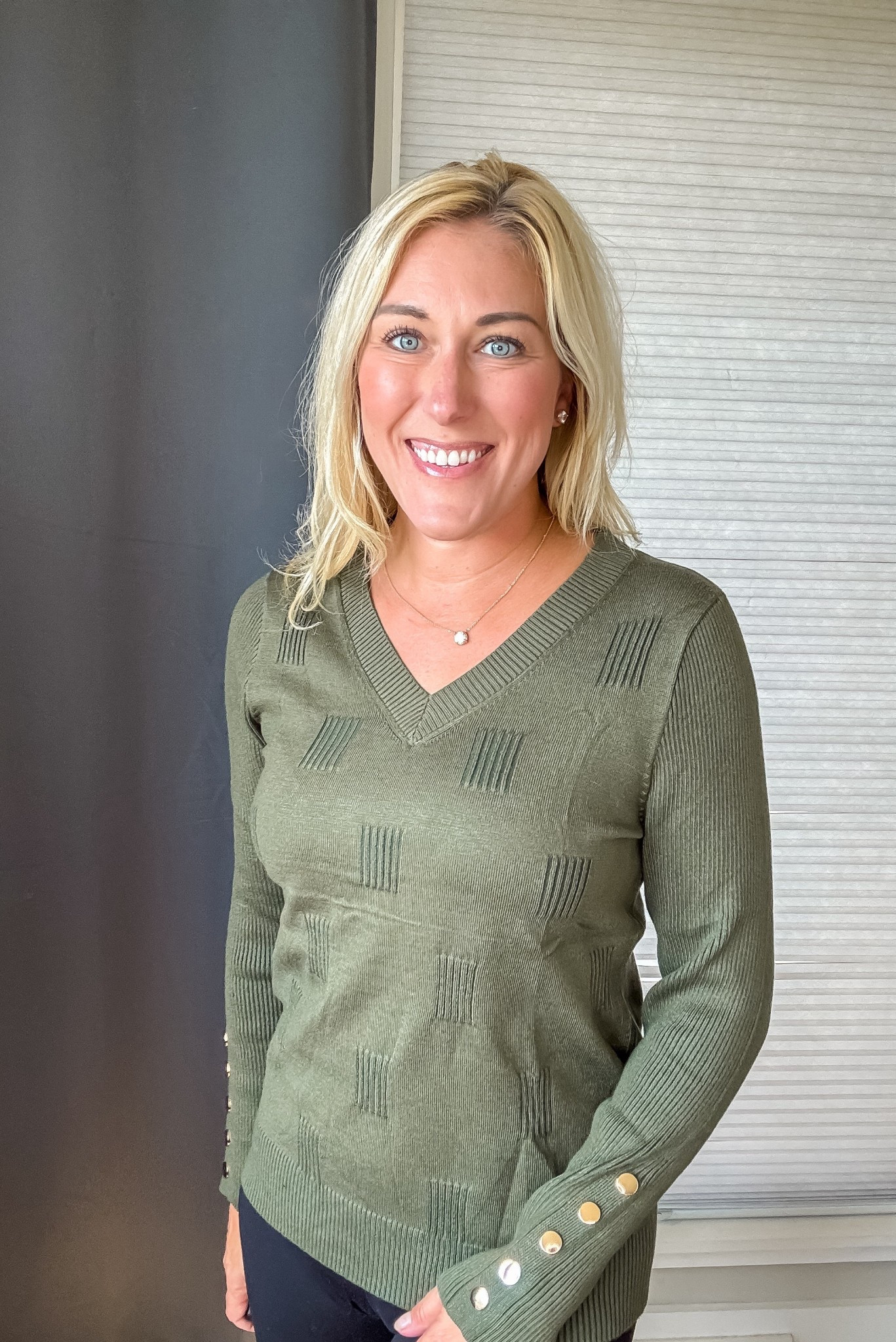 Loving this olive green sweater 💚 Simple, comfy + those sleeve buttons are everything. A staple for Fall!