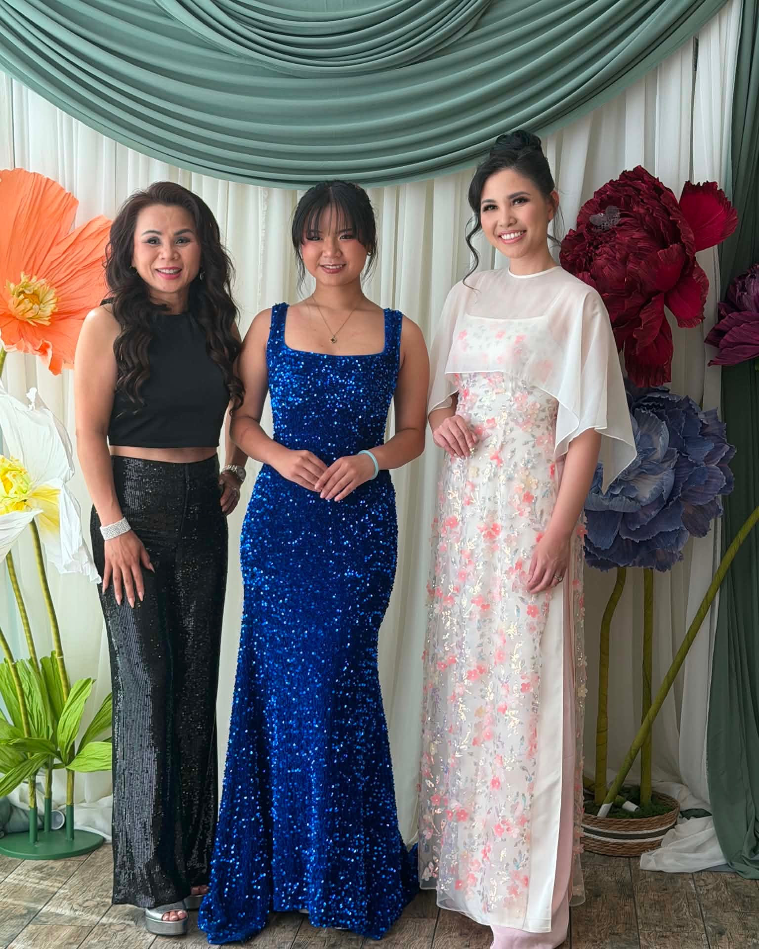 A magical night at the @missvietnamnorcal Bloom of Royalty Coronation surrounded by the best people ❤️

Thank you to @samanthatran.08 ‘s mom for these pictures 😍

Aodai: @adngonhathuy 
Hair: @nhinhi_223 

#mvnorcal #missvietnamnorcal #coronation #galanight #sacramentoevents