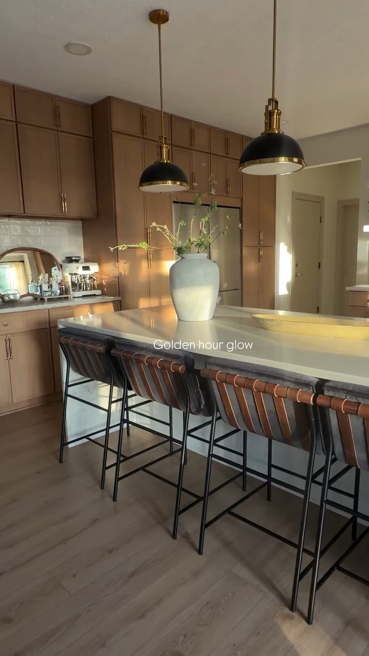 Golden hour glow in my kitchen ✨

When I tell you every room in my house gets sun I’m not lying! 

#kitcheninspo #goldenhour #kitchenremodel #kitchen #tajmahal

Comment SHOP below to receive a DM with the link to this post on my LTK ⬇ https://liketk.it/6jagL
