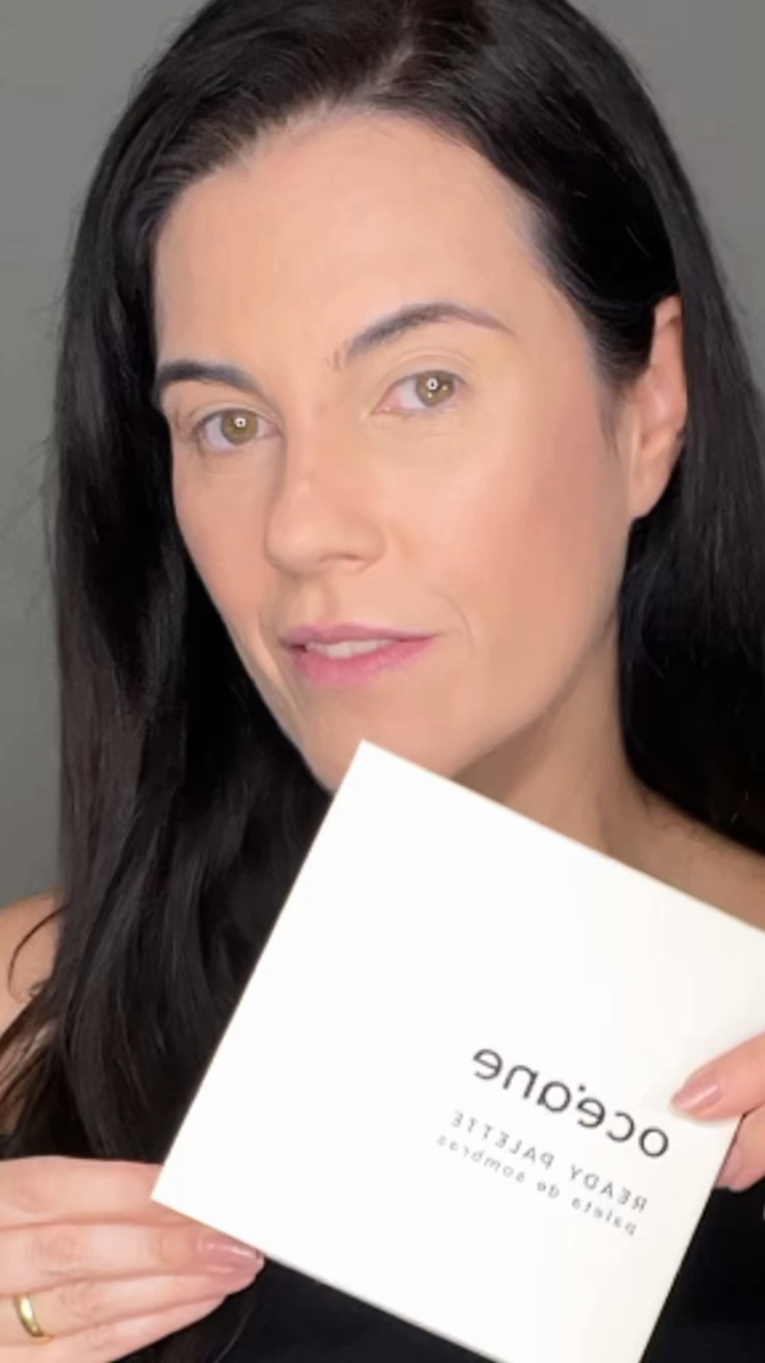 Esfumado simples para abrir o olhar. 

Atente-se ao tamanho dos pincéis, faz toda a diferença.

Marque a pálpebra fixa de olhos abertos, para garantir que a sombra irá aparecer. 

Lembre de trabalhar o esfumado nas bordas para uma transição mais suave de cores. 

Vá construindo de acordo com a sua preferência. Intensifica mais, coloca mais brilho, uma apagadinha onde foi demais. Isso é treino, não desiste!

NÃO PERCA A PARTE 3 para acabamento com o corretivo  



#LTKbeleza #LTKbrasil