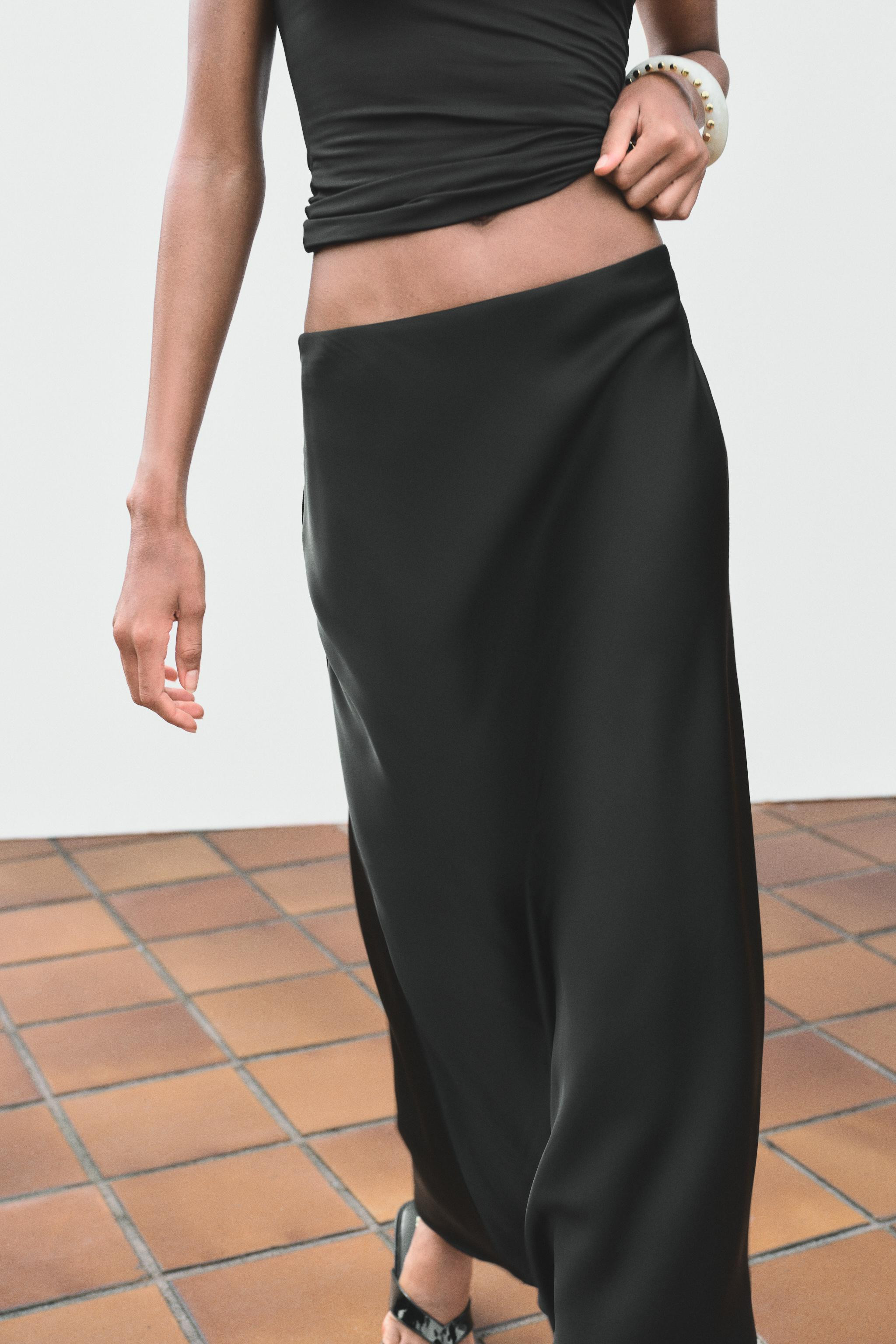 Midi skirt made of satin fabric. High-waisted with an elastic waistband. | Zara US